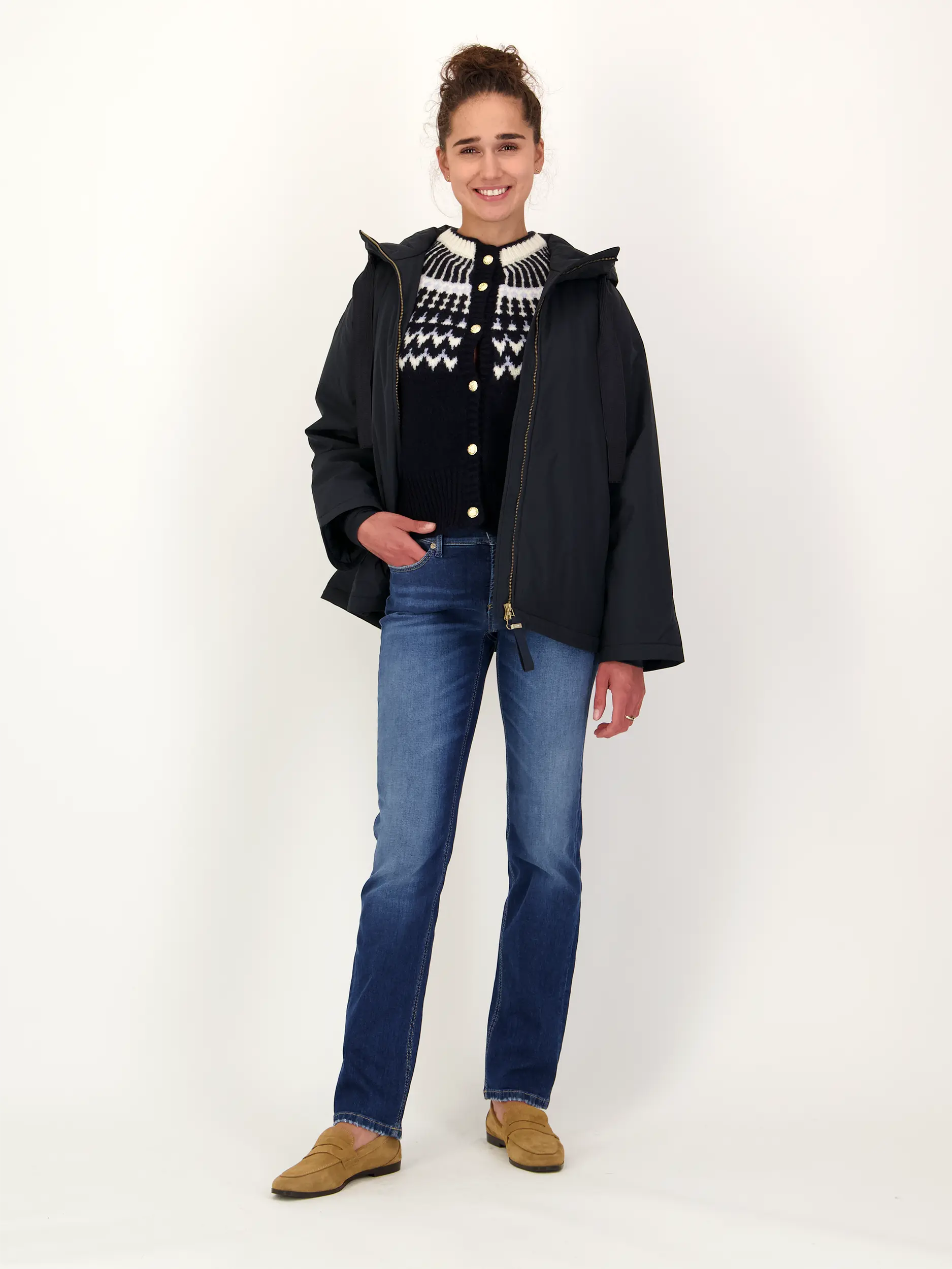 Low Rise Straight Leg Jeans 'Piper long' - Artikel Teil eines Outfits getragen von einem Modell - Farbe: Blau