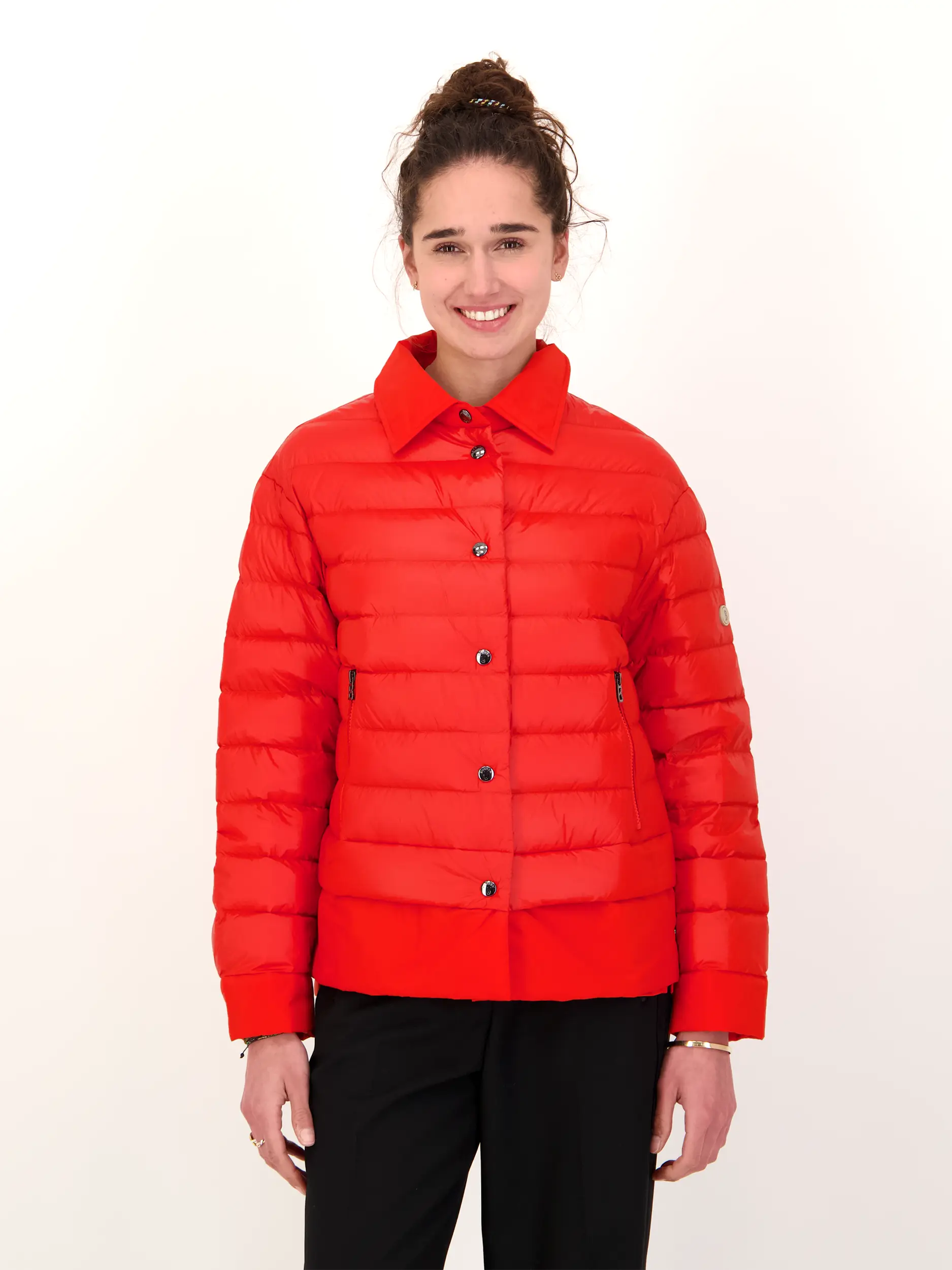 Daunenjacke 'Audrey' - Artikel Vorderseite getragen von einem Modell - Farbe: Rot
