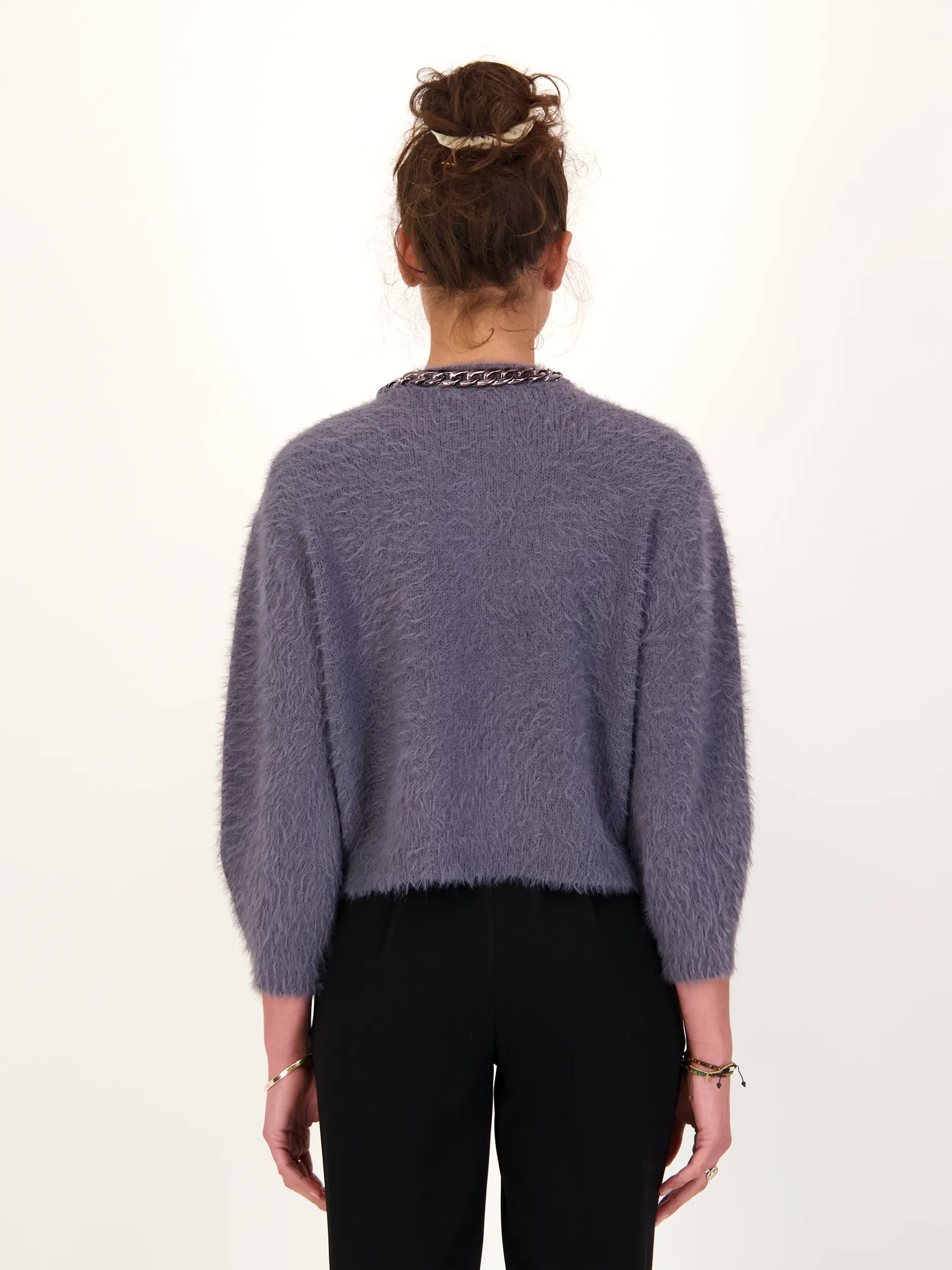 Strickjacke aus Wolle - Artikel Rückseite getragen von einem Modell - Farbe: Grau