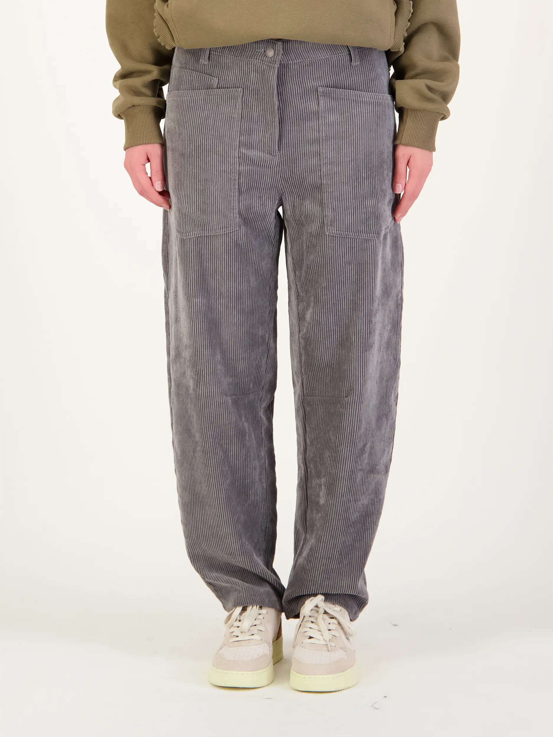 Cordhose 'Ocean' - Artikel Vorderseite getragen von einem Modell - Farbe: Grau