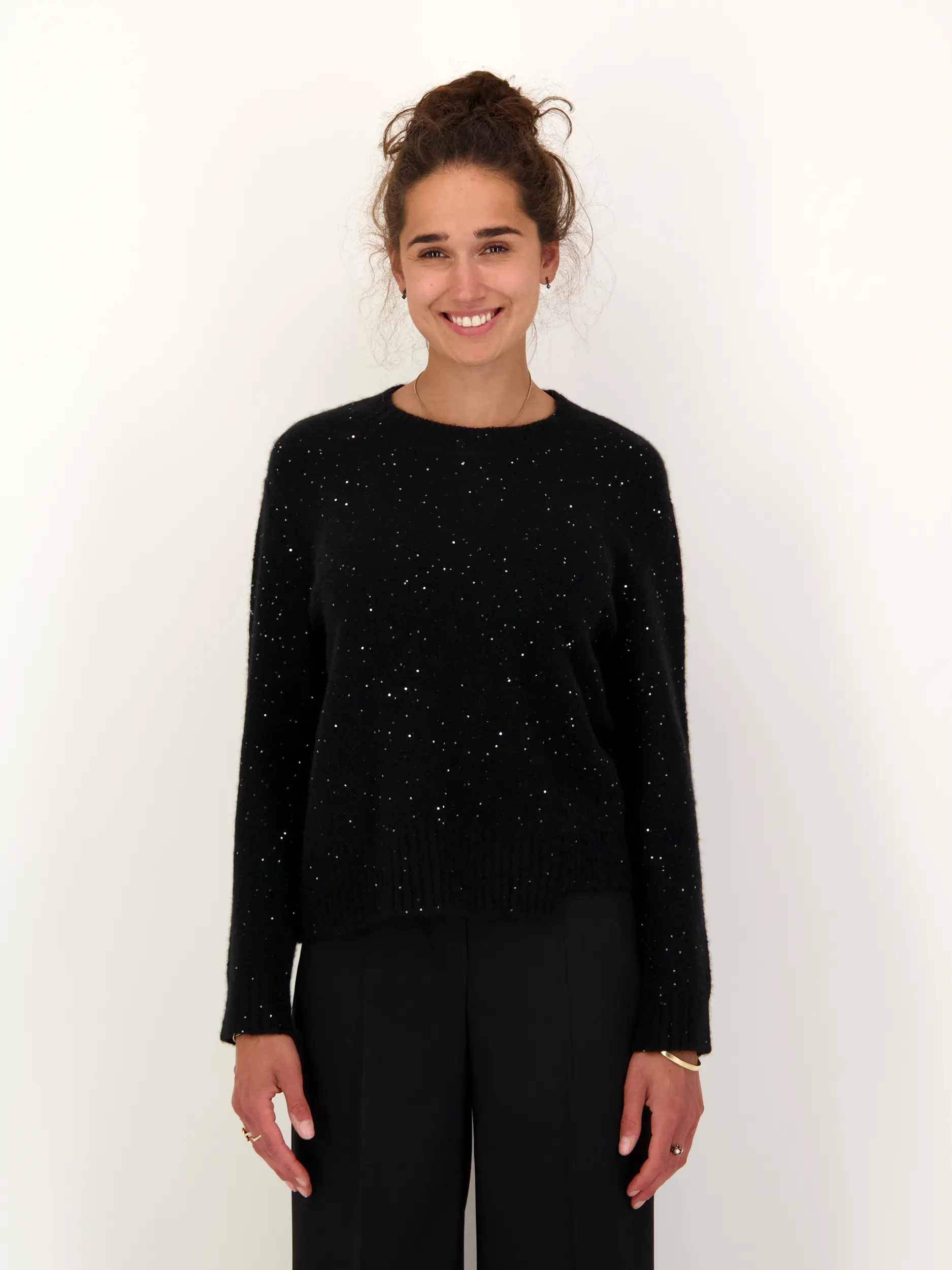 Pullover 'Belet' aus Kaschmir mit Glitzerpailletten langarm - Artikel Vorderseite getragen von einem Modell