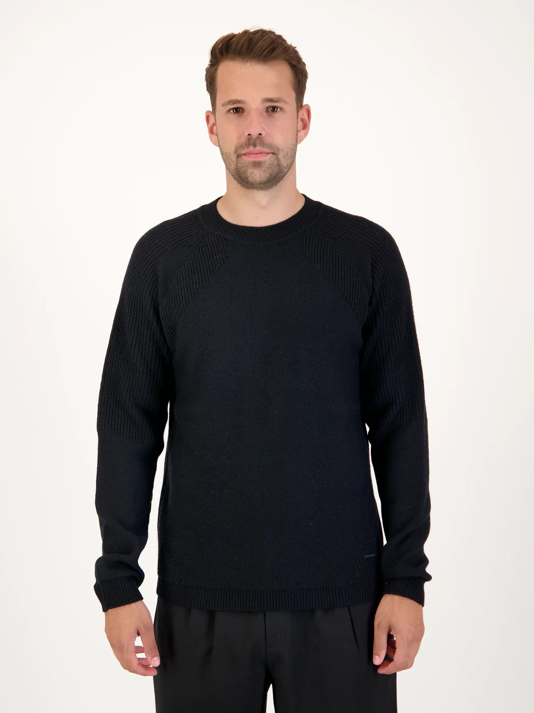 Pullover 'Fleur' aus Woll-Mix langarm - Artikel Vorderseite getragen von einem Modell - Farbe: Schwarz