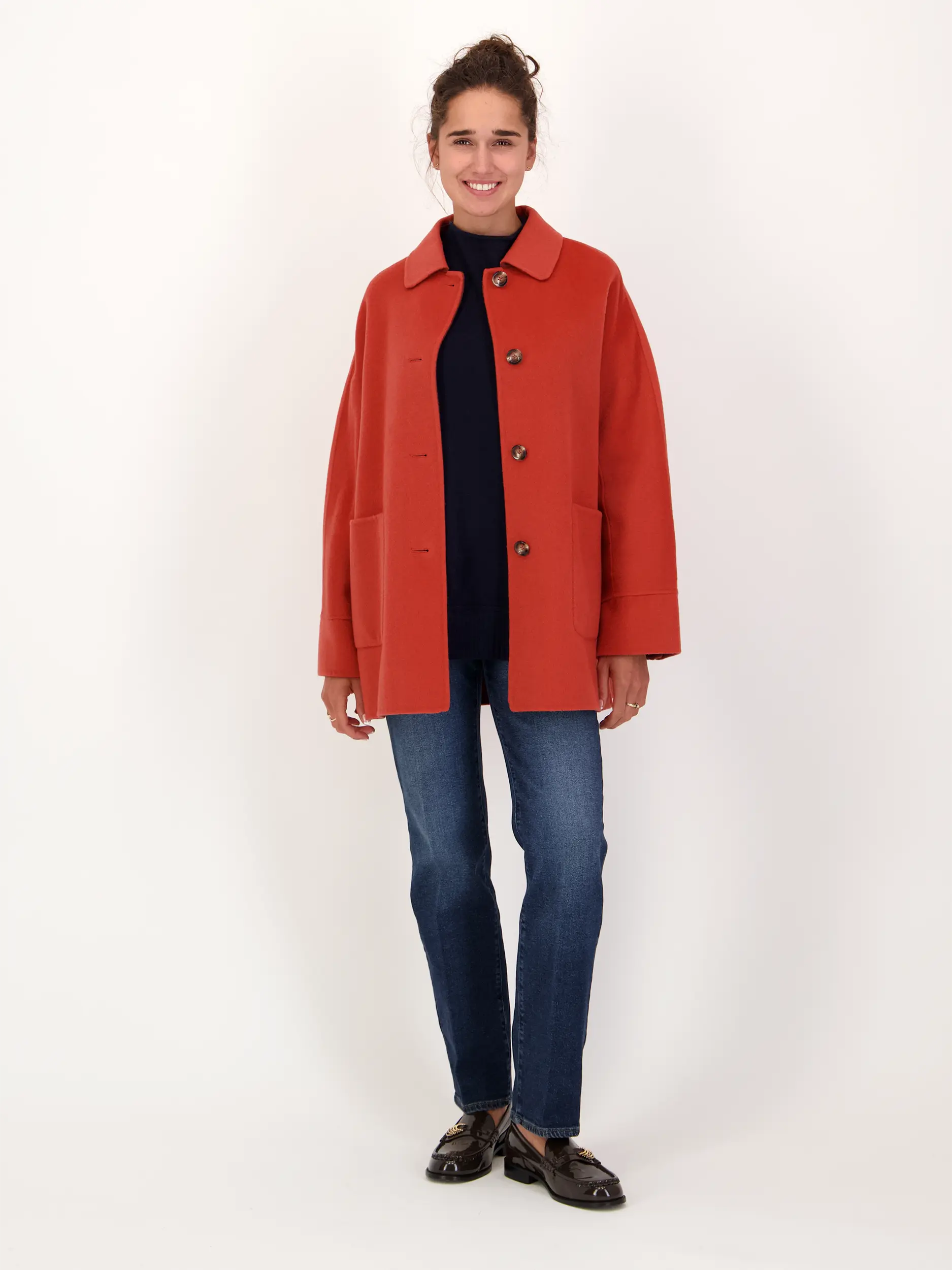 Cape aus Kaschmir - Artikel Teil eines Outfits getragen von einem Modell - Farbe: Blau