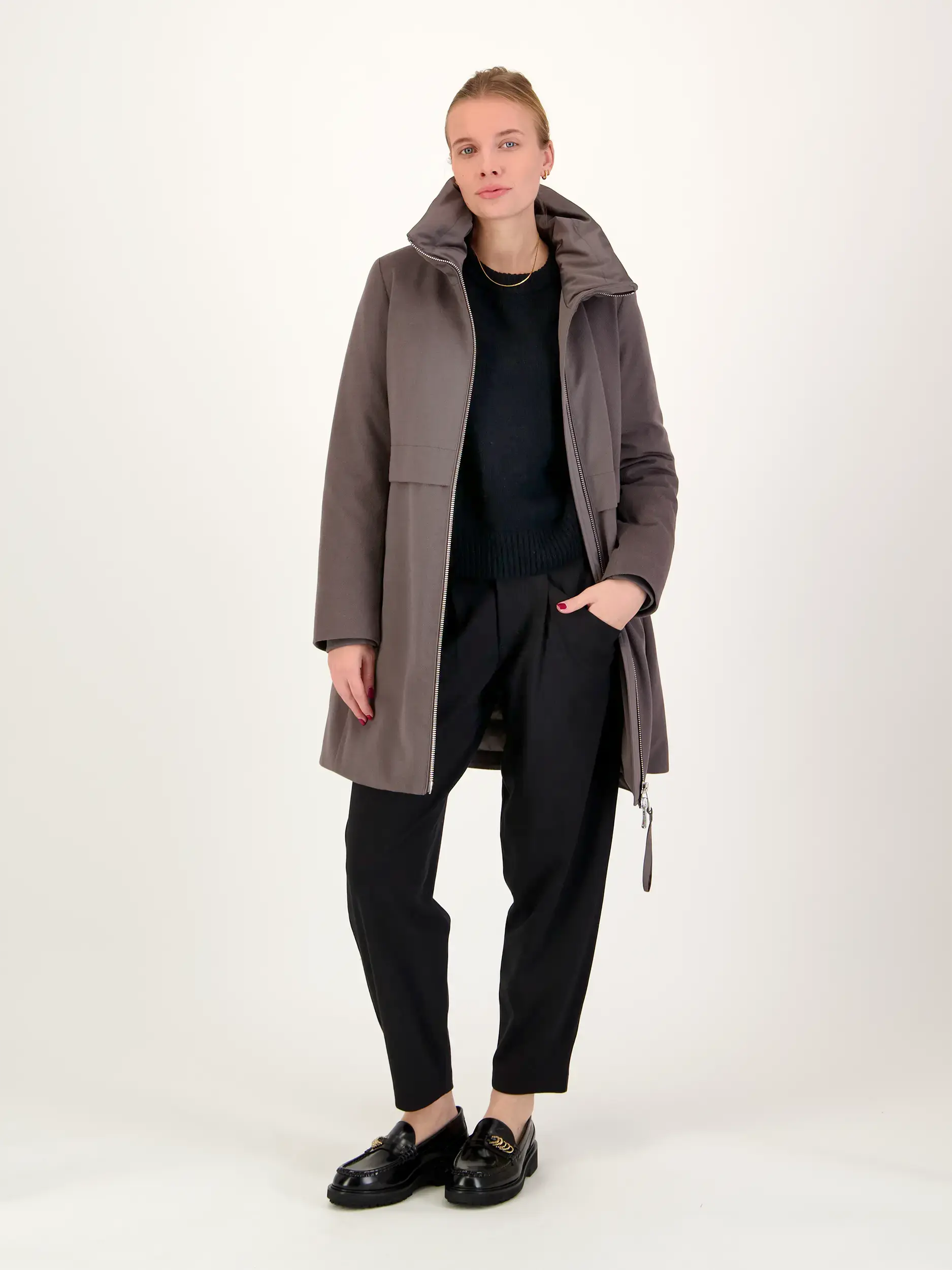 Pullover aus Wolle langarm - Artikel Teil eines Outfits getragen von einem Modell - Farbe: Schwarz