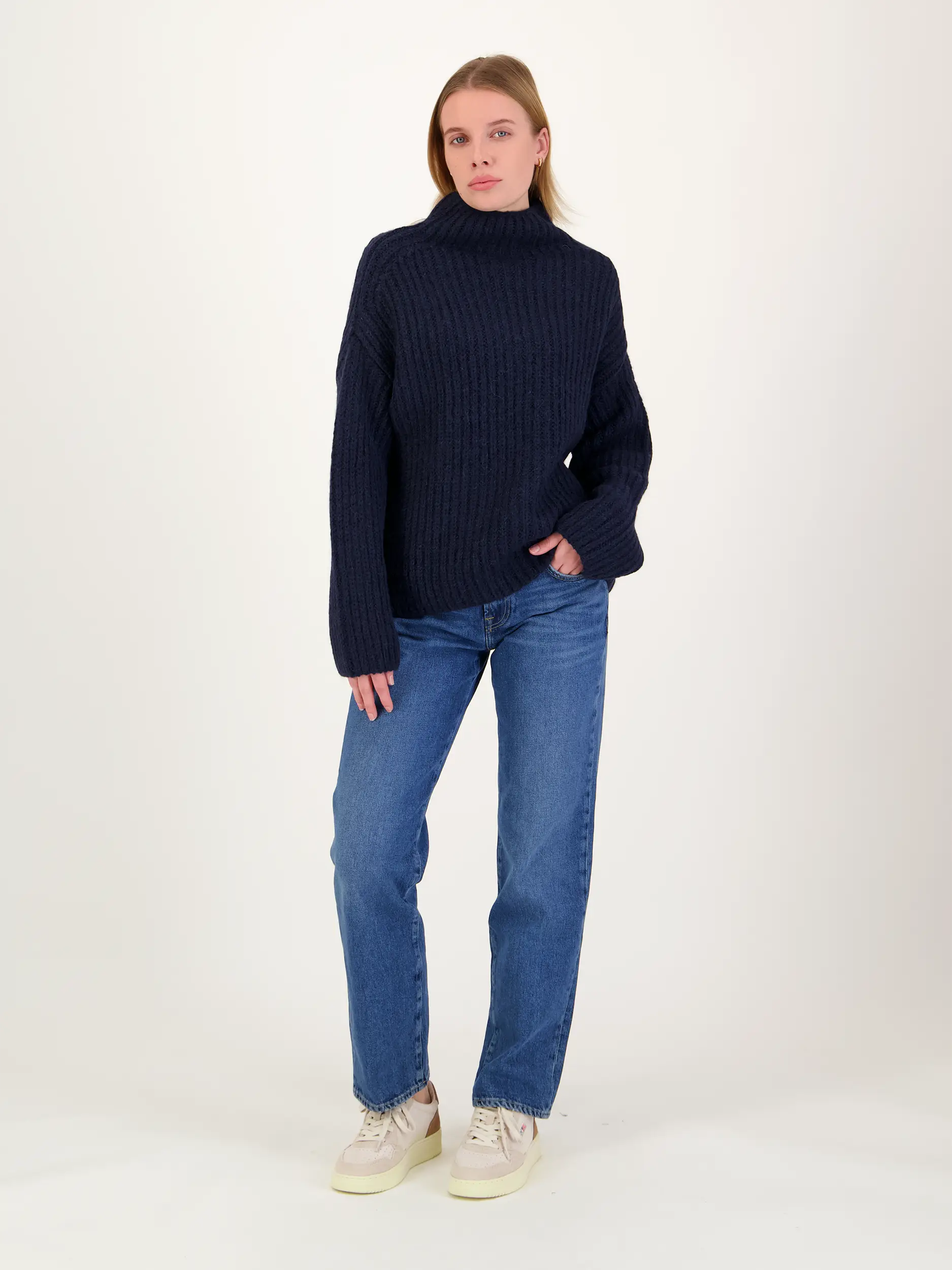 Pullover aus Alpaka langarm - Artikel Teil eines Outfits getragen von einem Modell - Farbe: Blau
