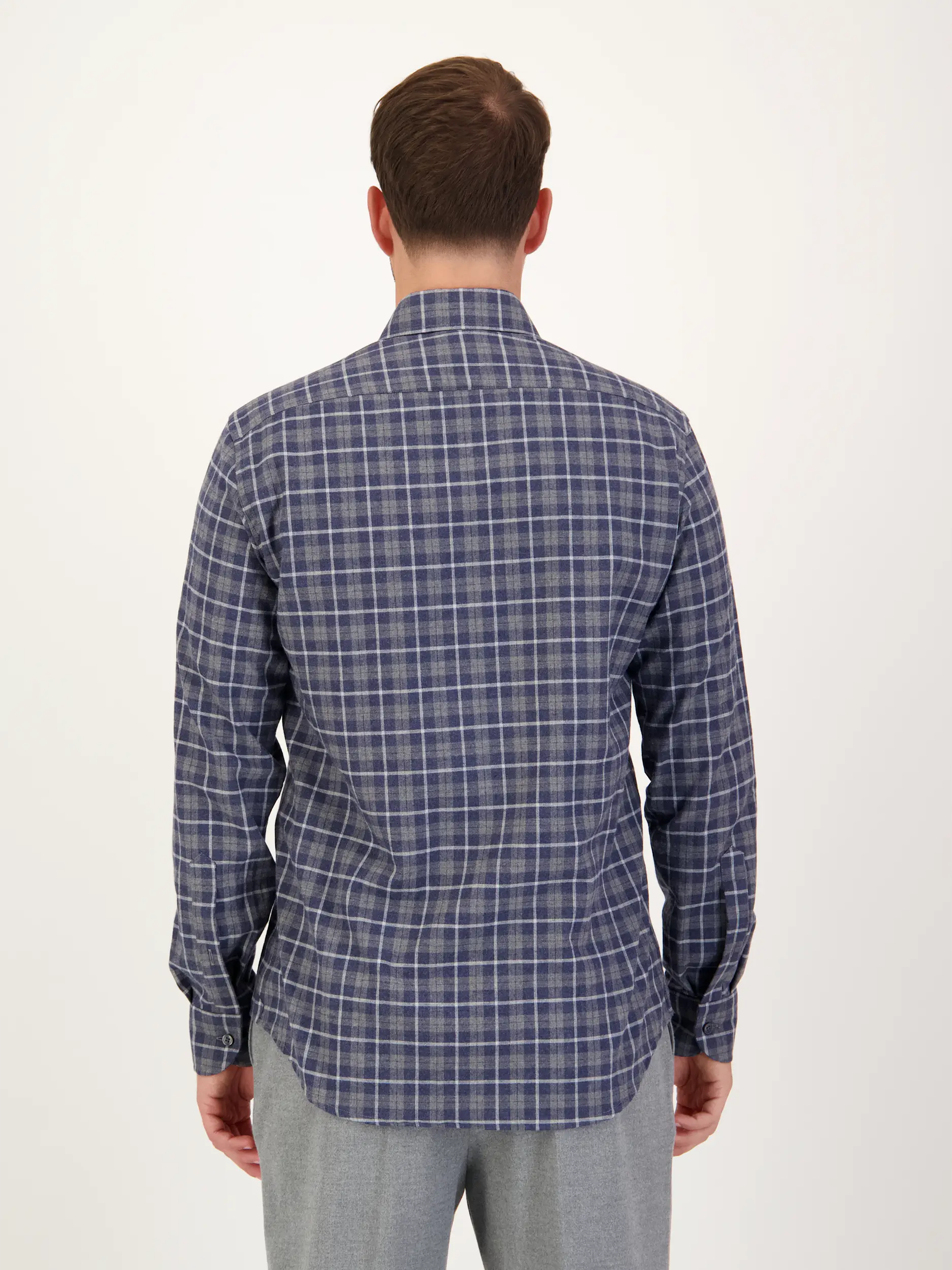 Kariertes Flanellhemd mit Haifischkragen langarm - Artikel Rückseite getragen von einem Modell - Farbe: Grau