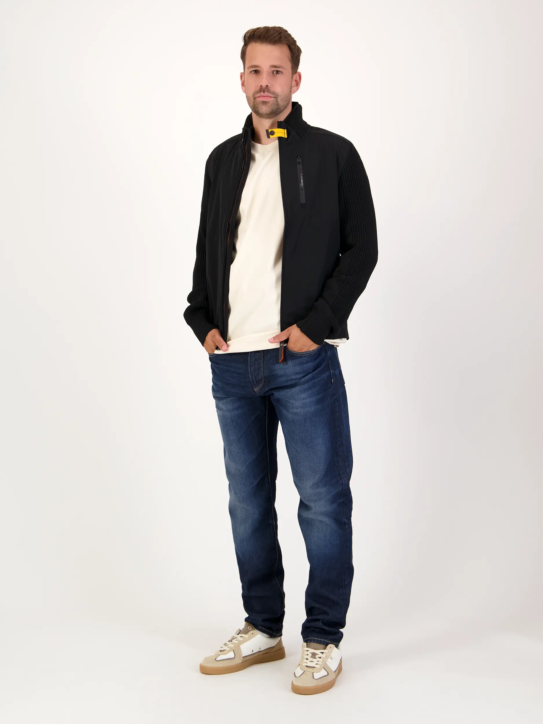 Langarmshirt 'Lionel' - Artikel Teil eines Outfits getragen von einem Modell - Farbe: Beige