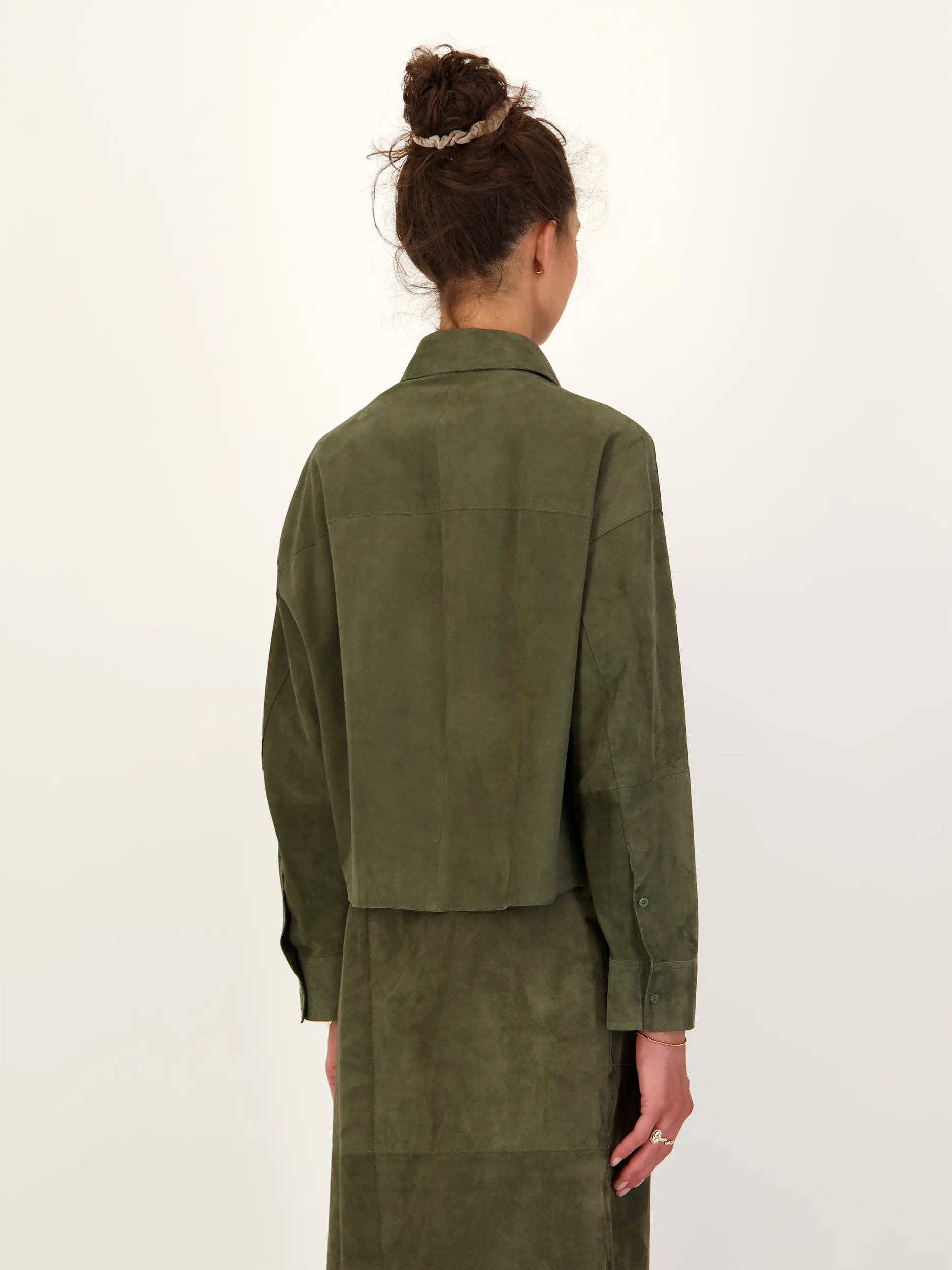 Veloursleder-Hemdjacke - Artikel Rückseite getragen von einem Modell