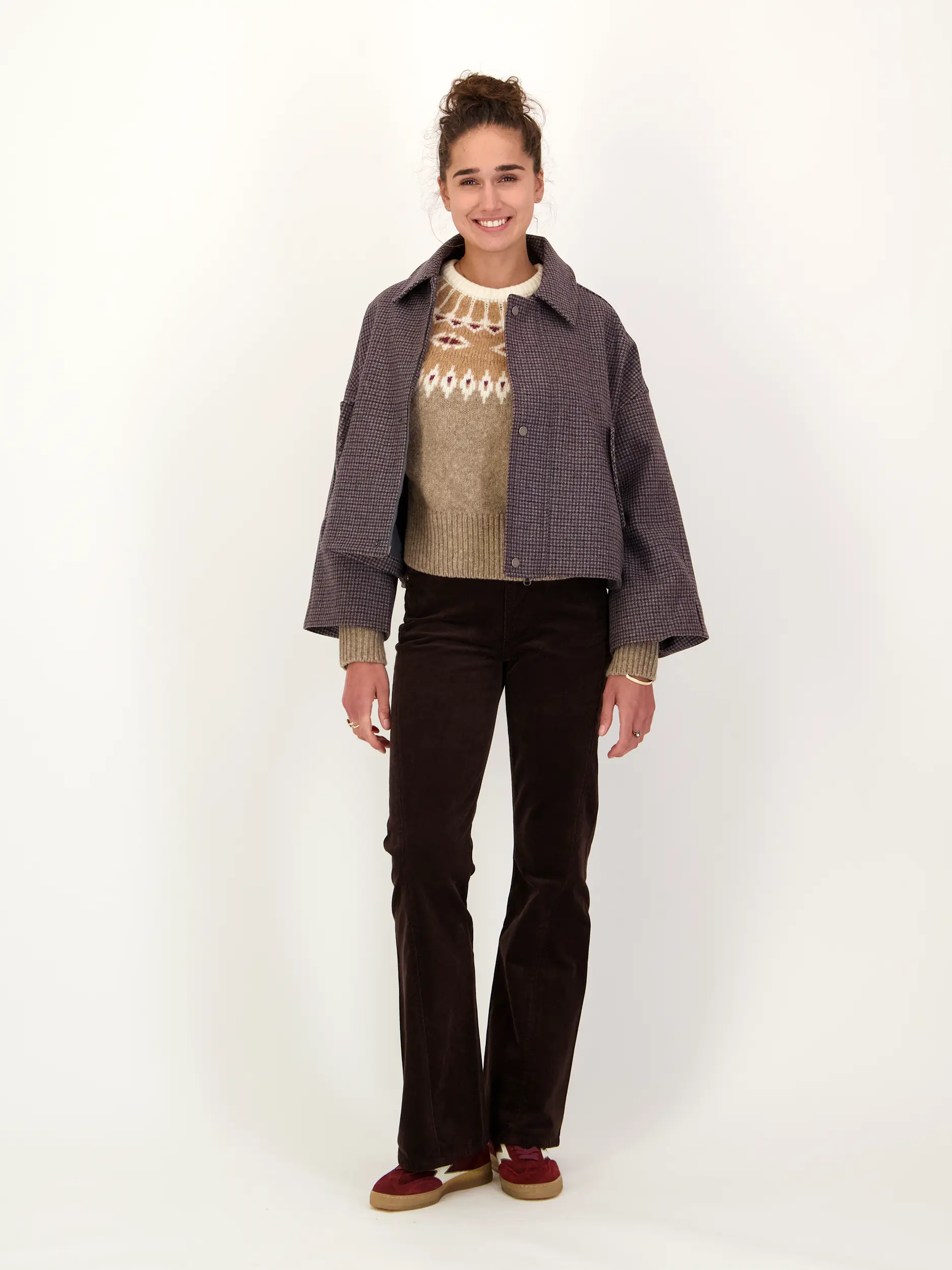 Gemusterter Pullover 'Norwegerpullover' aus Wolle langarm - Artikel Teil eines Outfits getragen von einem Modell - Farbe: Braun