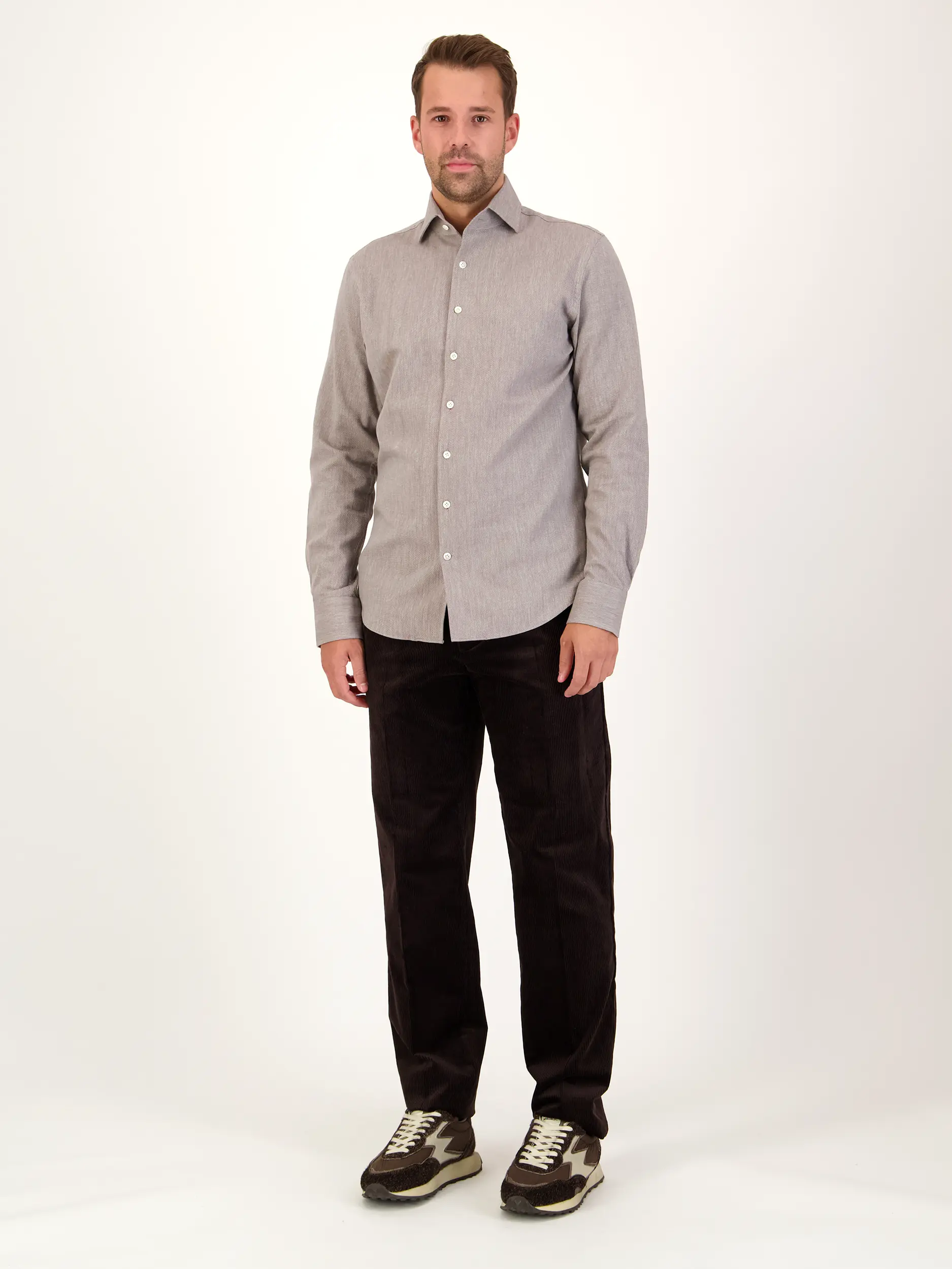 Hemd mit Haifischkragen langarm - Artikel Teil eines Outfits getragen von einem Modell - Farbe: Braun