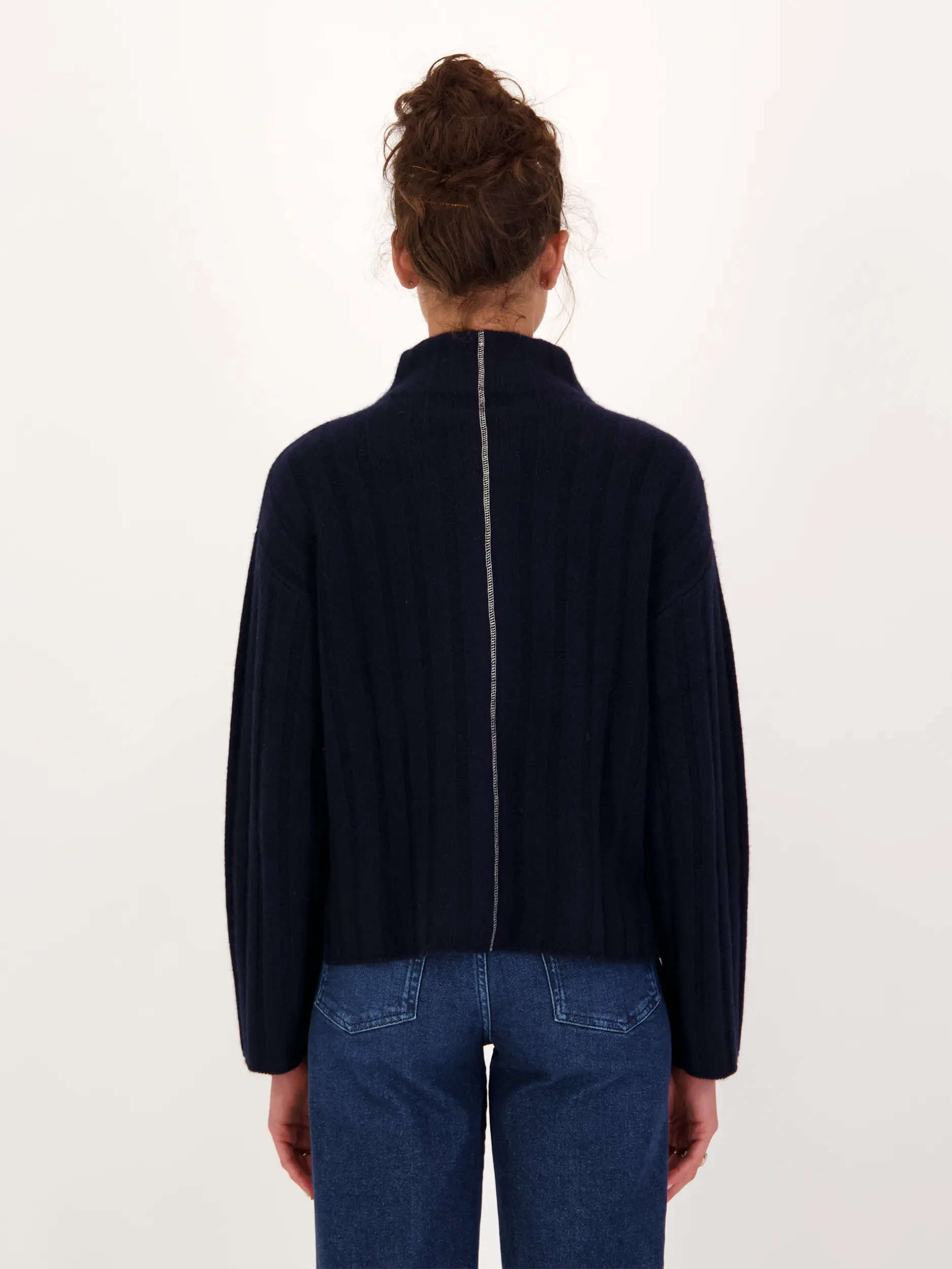 Strickjacke aus Kaschmir - Artikel Rückseite getragen von einem Modell - Farbe: Blau