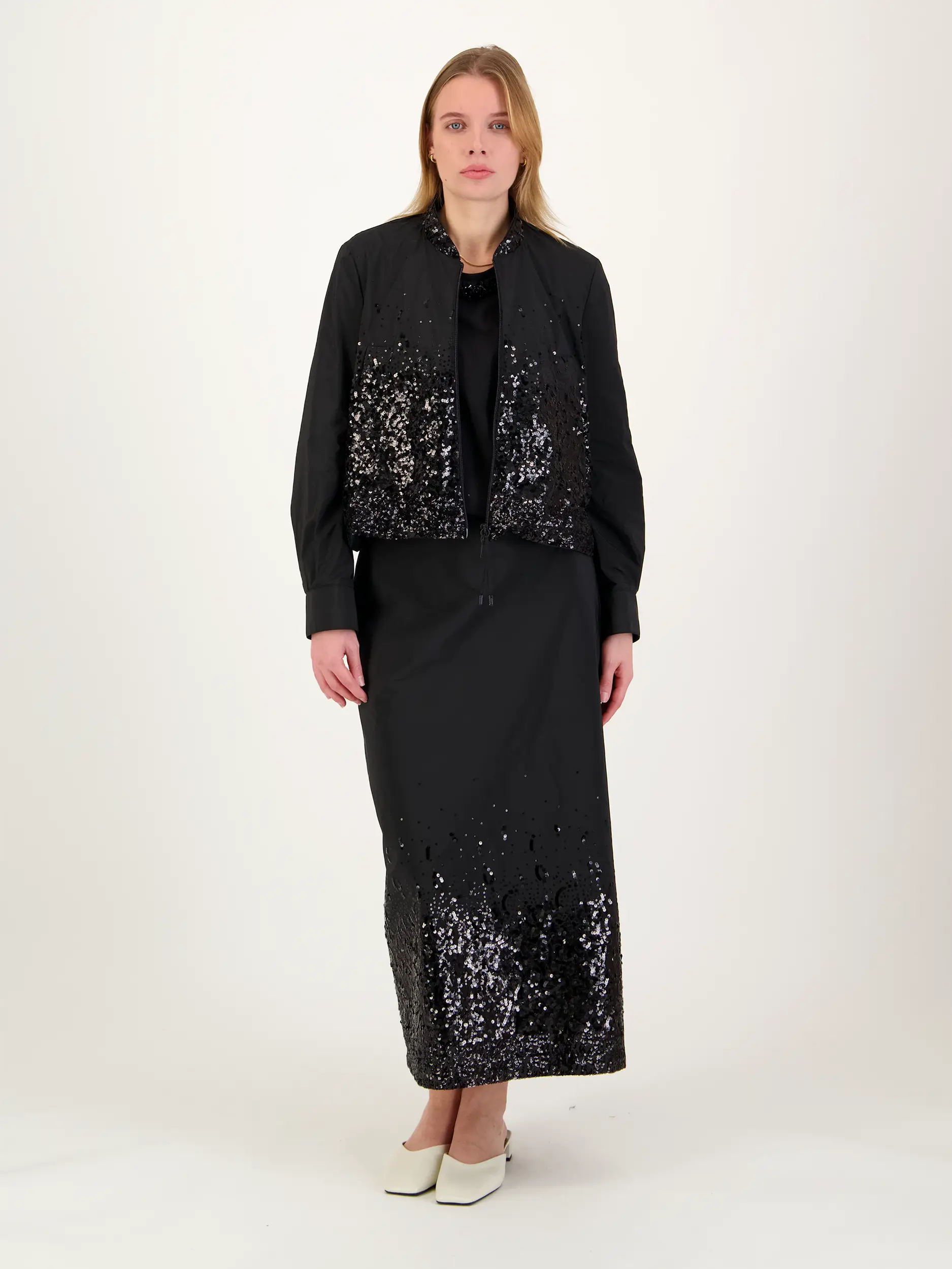 T-Shirt mit Strasssteinchen - Artikel Teil eines Outfits getragen von einem Modell - Farbe: Schwarz