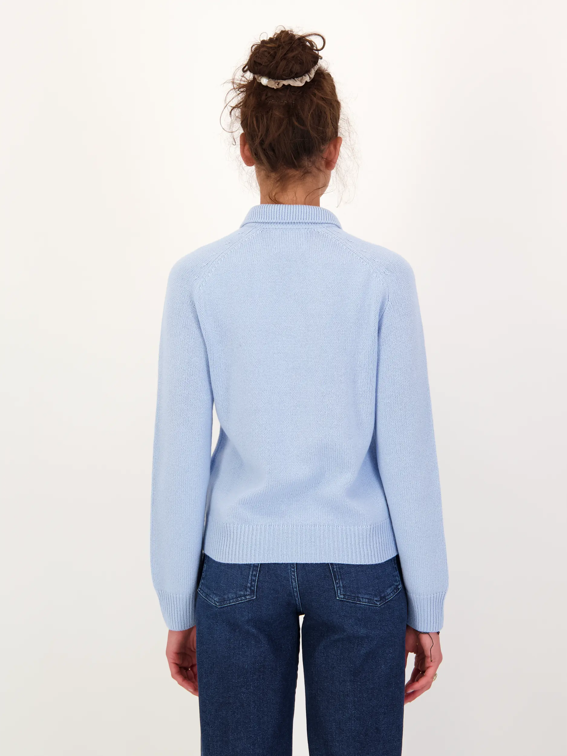 Pullover aus Wolle langarm - Artikel Rückseite getragen von einem Modell - Farbe: Blau