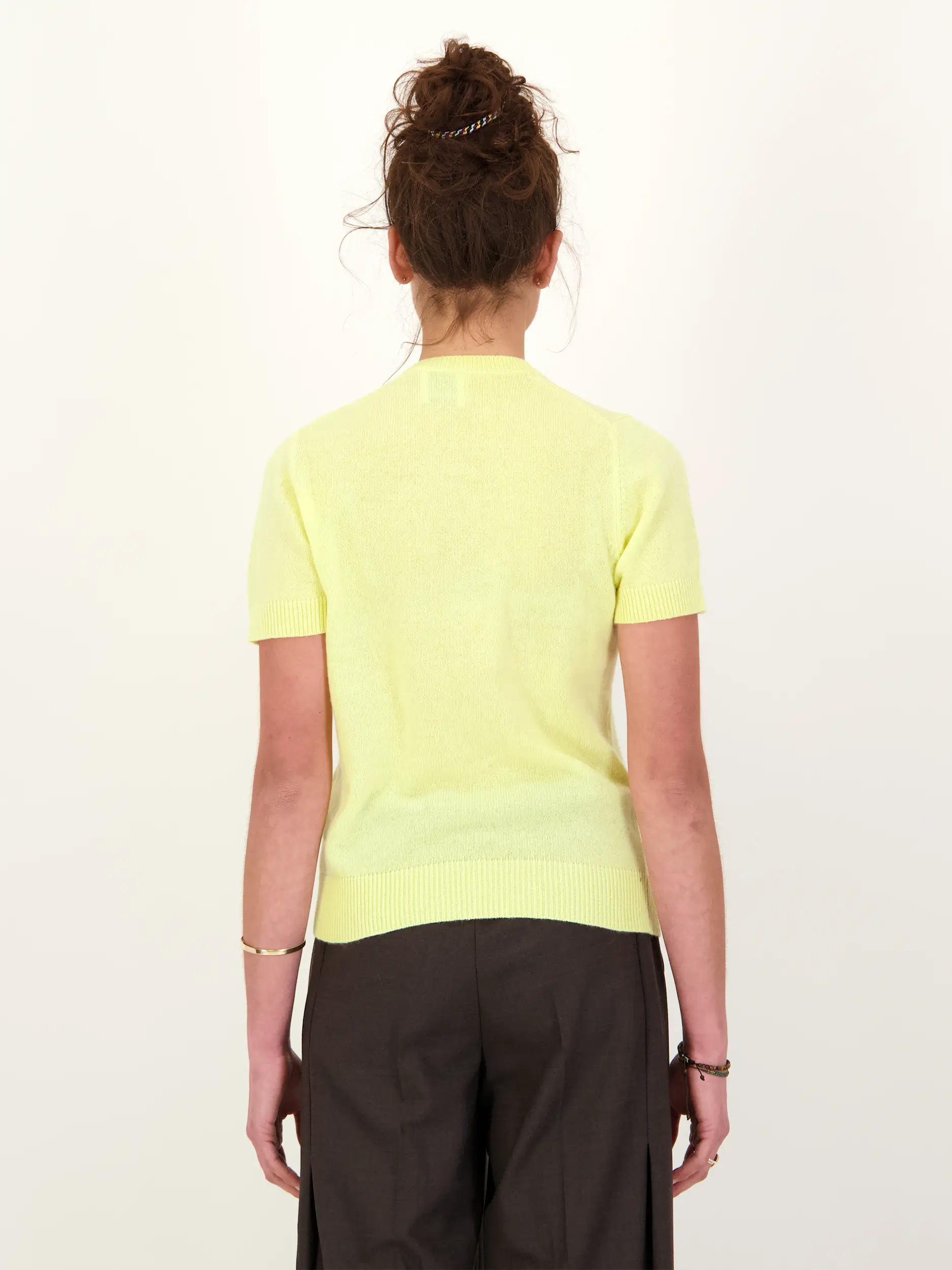 Pullover Kurzarm - Artikel Rückseite getragen von einem Modell - Farbe: Gelb