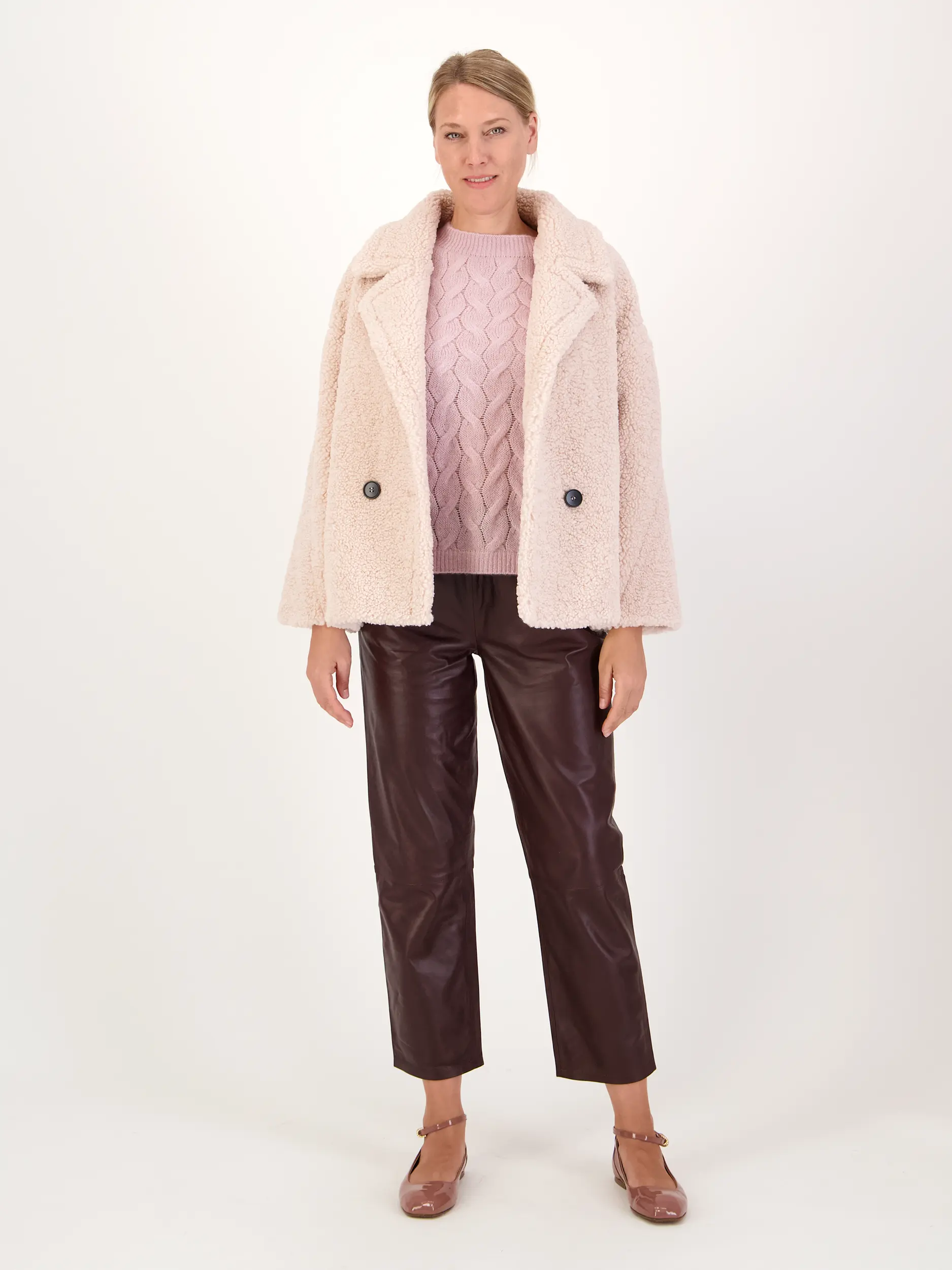 Pullover aus Kaschmir langarm - Artikel Teil eines Outfits getragen von einem Modell - Farbe: Rosa&Pink