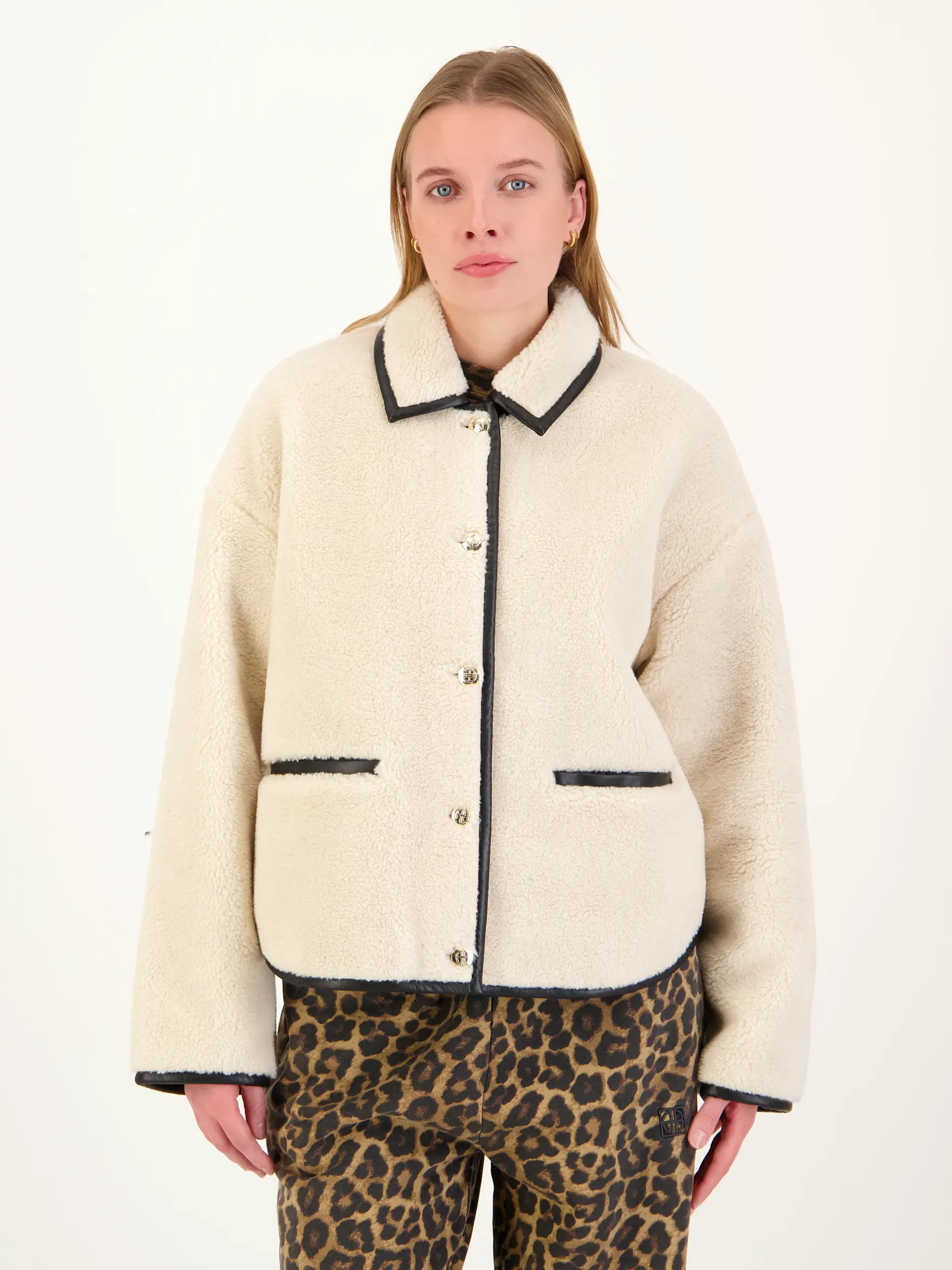 Teddyfelljacke 'Camden' - Artikel Vorderseite getragen von einem Modell - Farbe: Creme Teddyfelljacke 'Camden' - Artikel Vorderseite getragen von einem Modell - Farbe: Creme