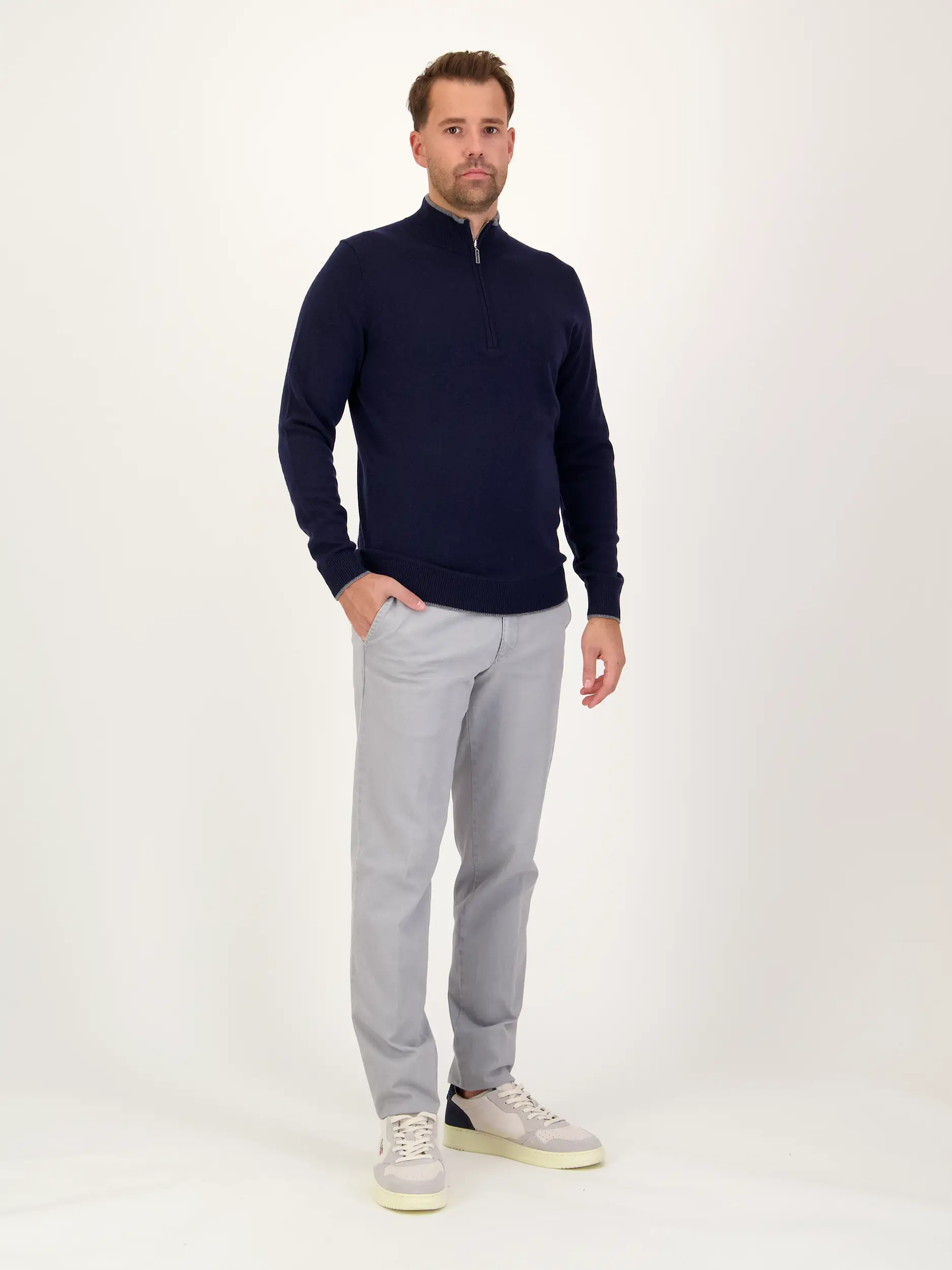 Pullover 'Troia' aus Merinowoll-Mix - Artikel Teil eines Outfits getragen von einem Modell - Farbe: Blau