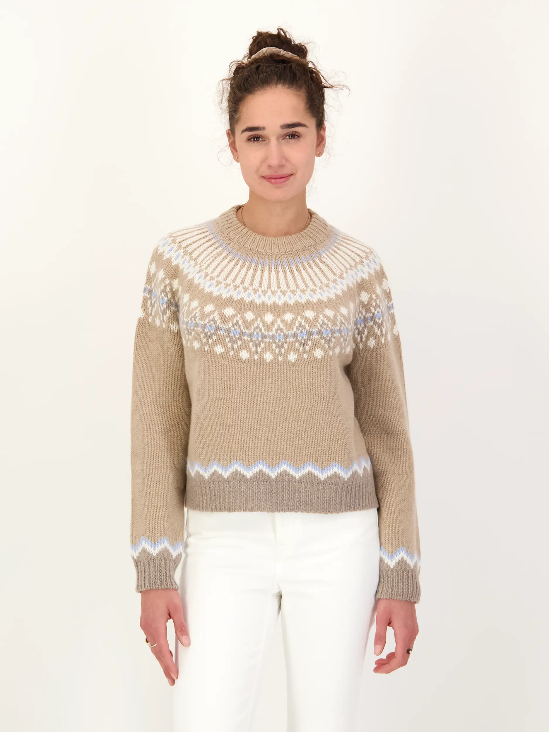 Gemusterter Pullover Studio 'Laura Fair Isle' aus Kaschmir langarm - Artikel Vorderseite getragen von einem Modell - Farbe: Beige