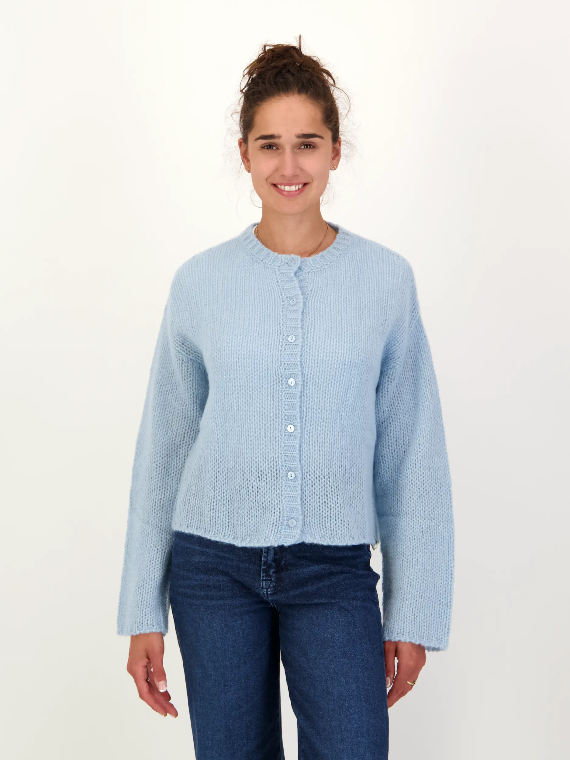 Strickjacke aus Kaschmir langarm - Artikel Vorderseite getragen von einem Modell - Farbe: Blau