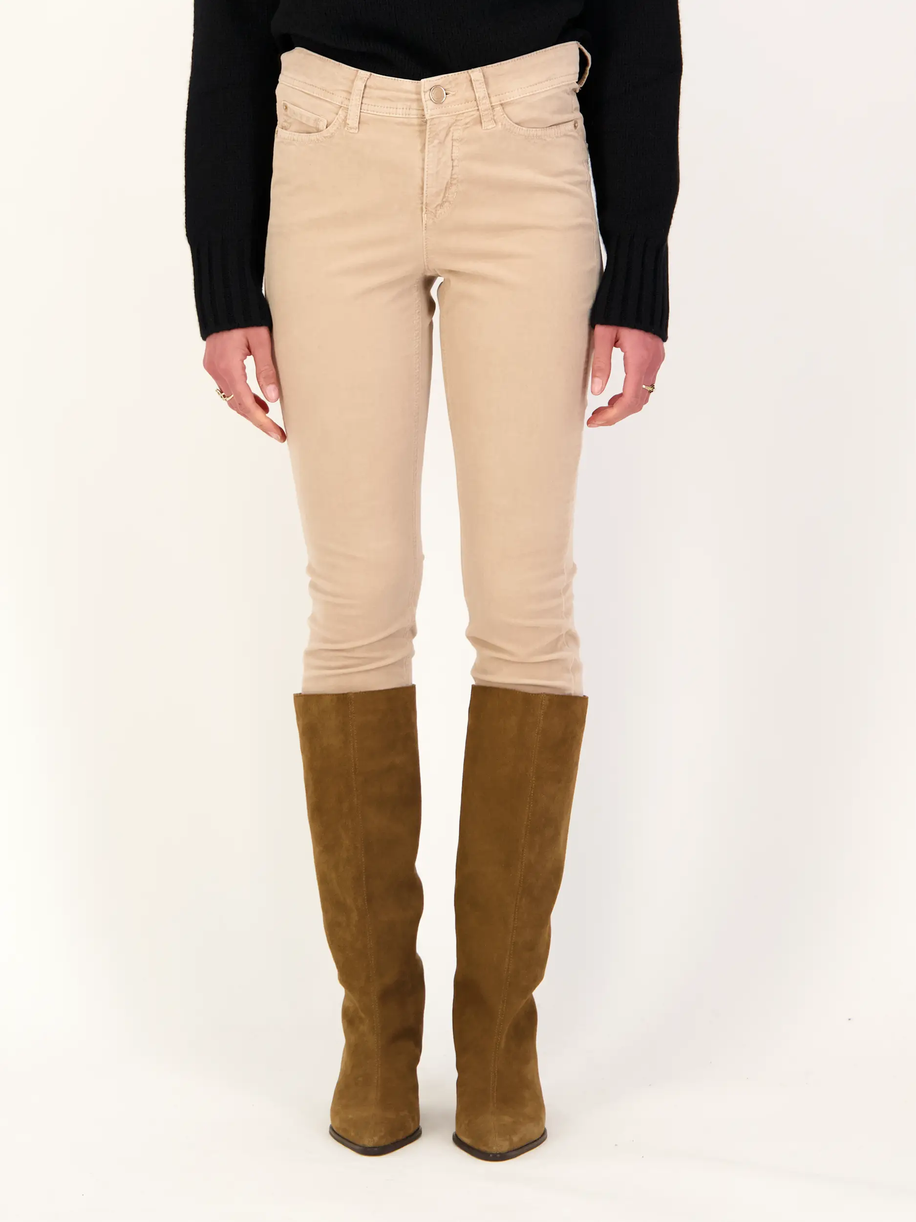 Samthose 'Piper cropped' - Artikel Vorderseite getragen von einem Modell - Farbe: Beige