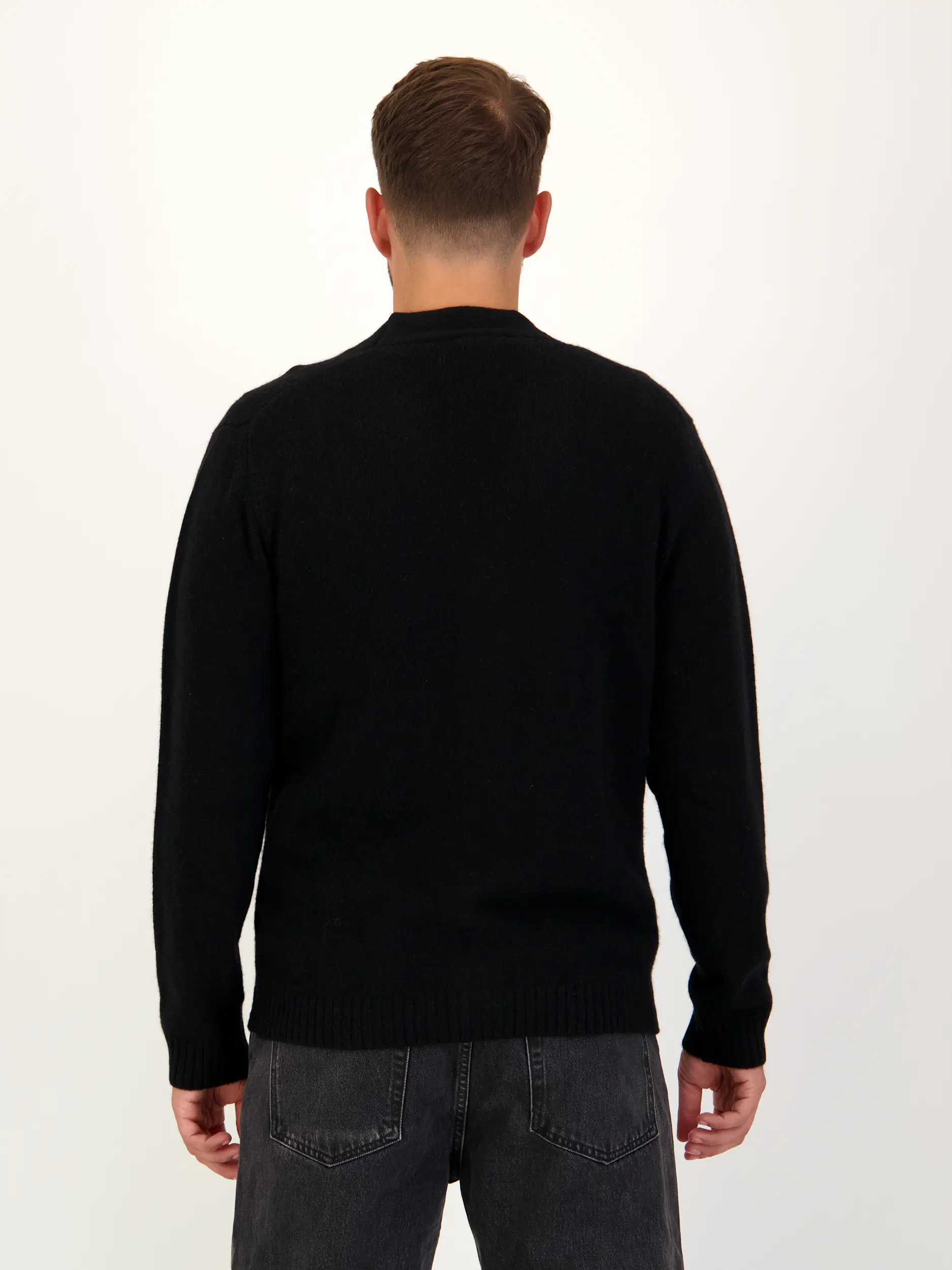 Strickjacke - Artikel Rückseite getragen von einem Modell - Farbe: Schwarz