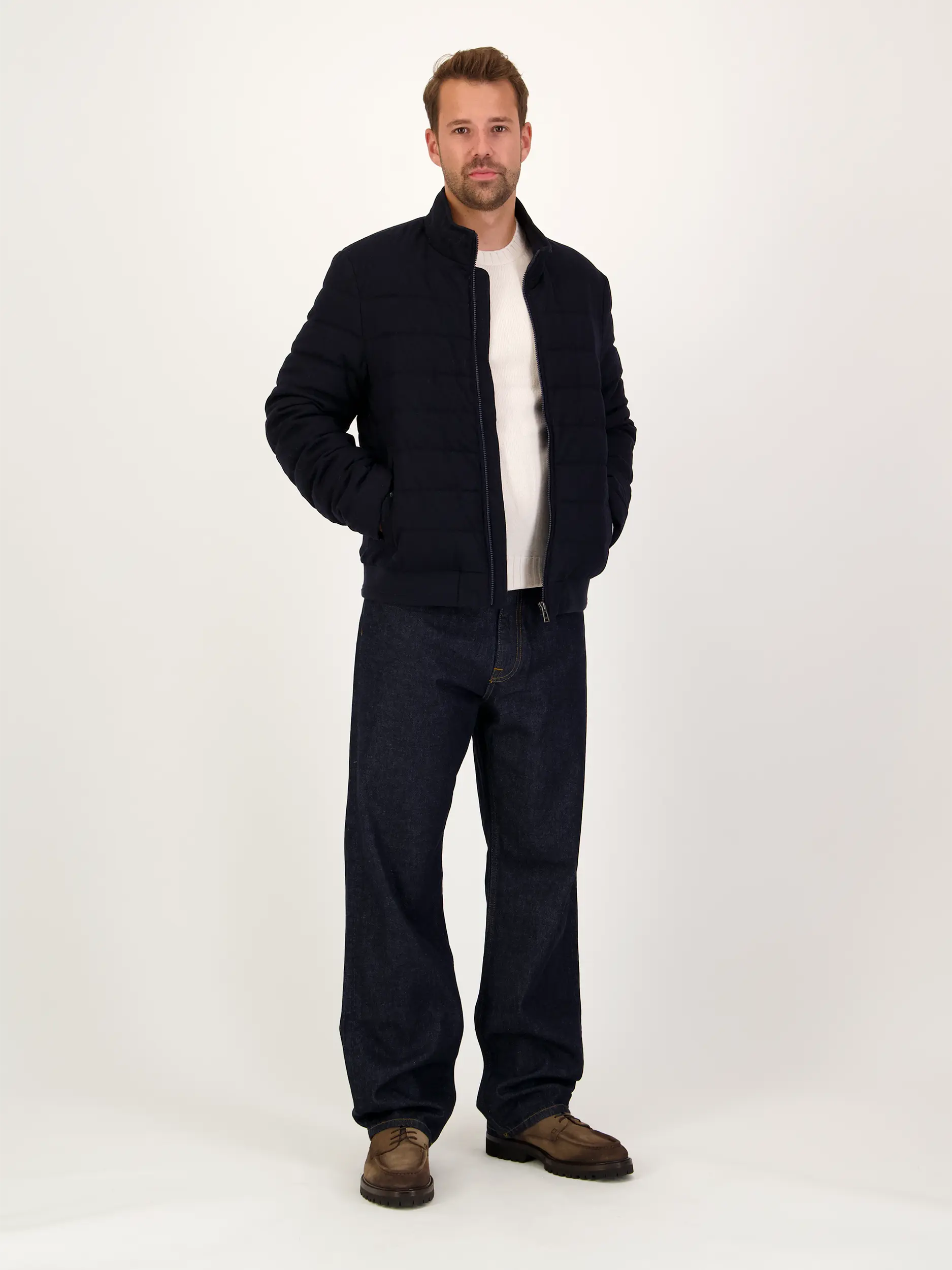 Daunenjacke 'Circuiteer' - Artikel Teil eines Outfits getragen von einem Modell - Farbe: Blau