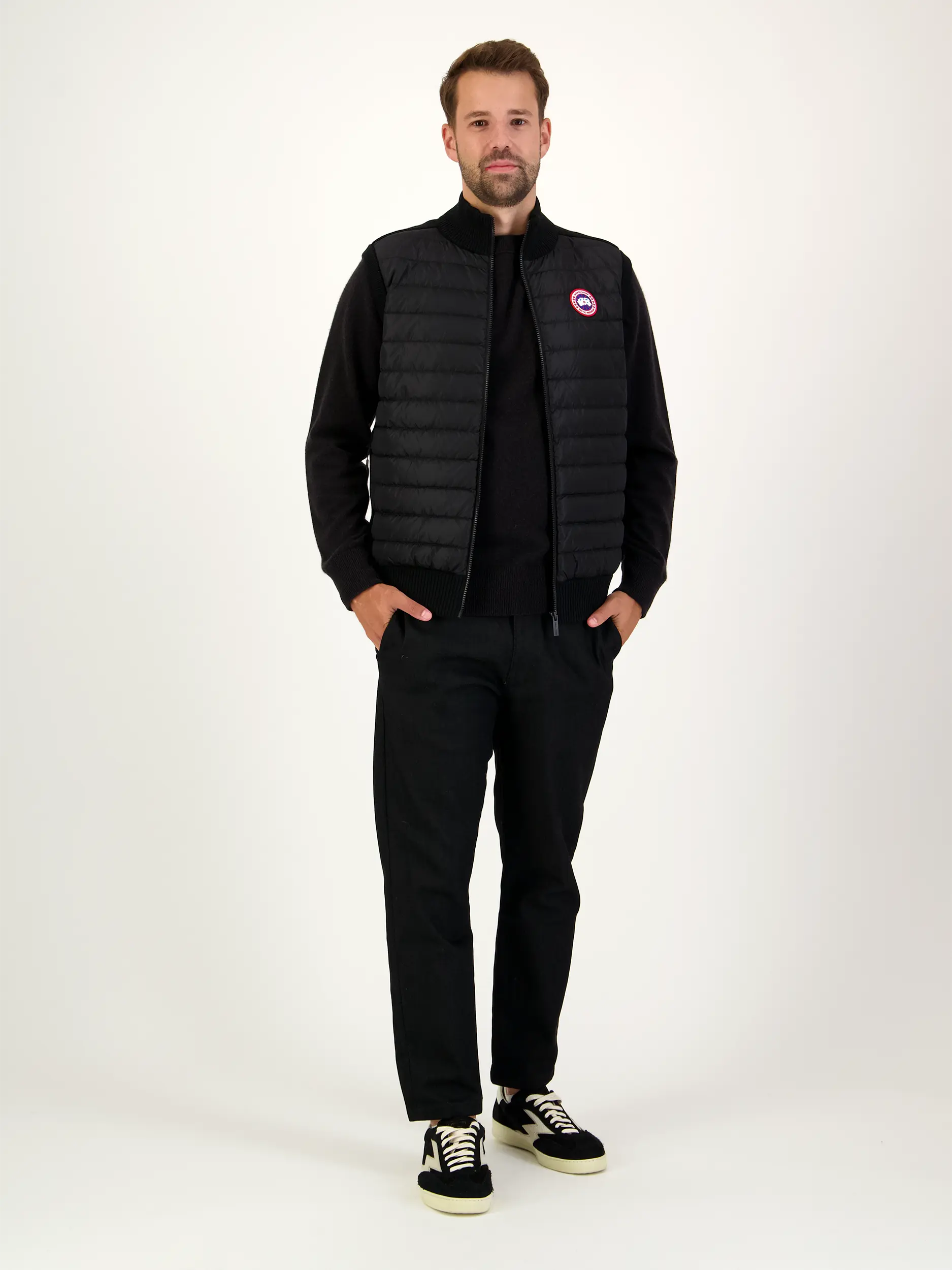Weste 'HyBridge' - Artikel Teil eines Outfits getragen von einem Modell - Farbe: Schwarz
