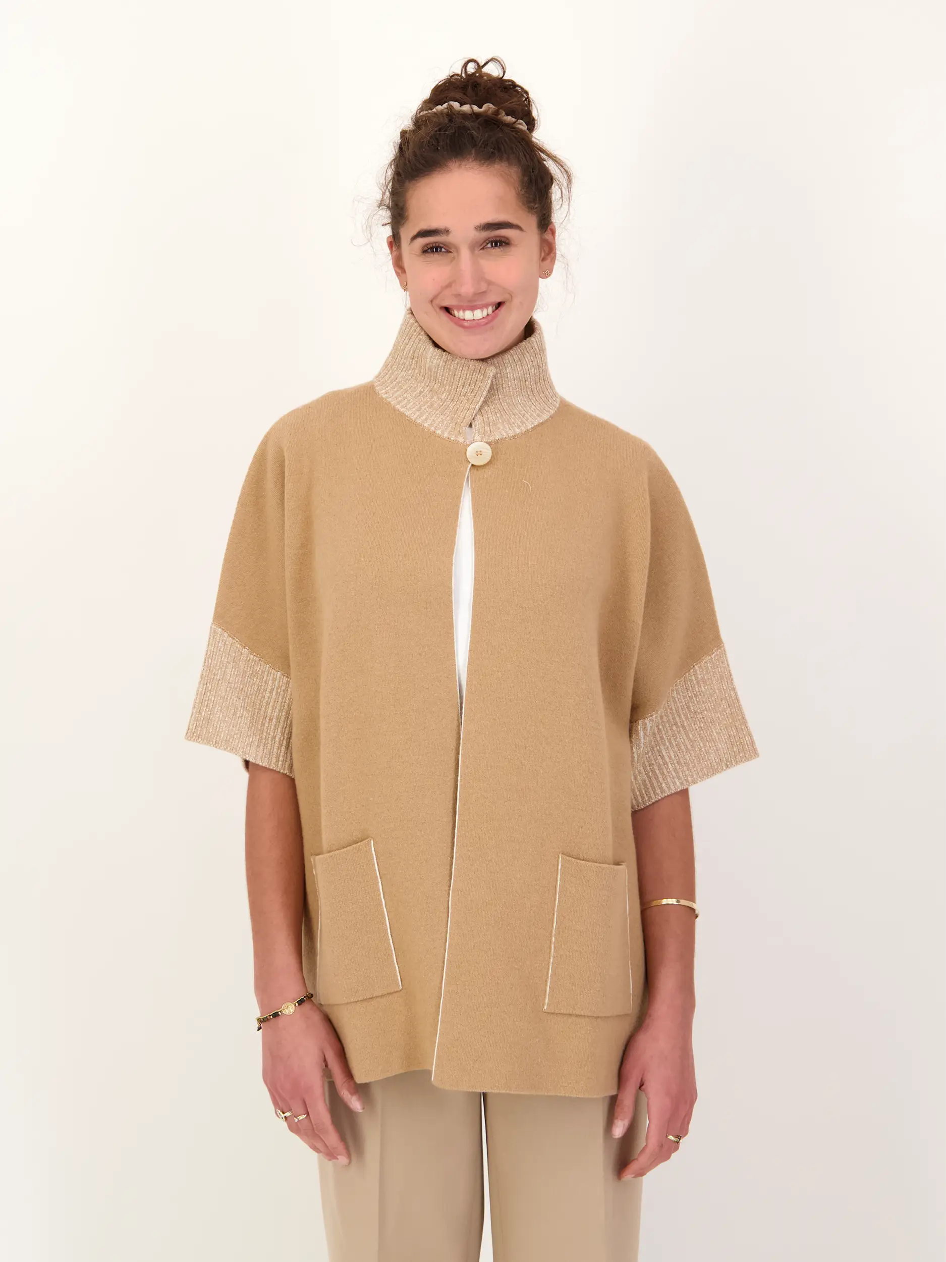 Strickjacke aus Wolle 3/4-Arm - Artikel Vorderseite getragen von einem Modell - Farbe: Braun