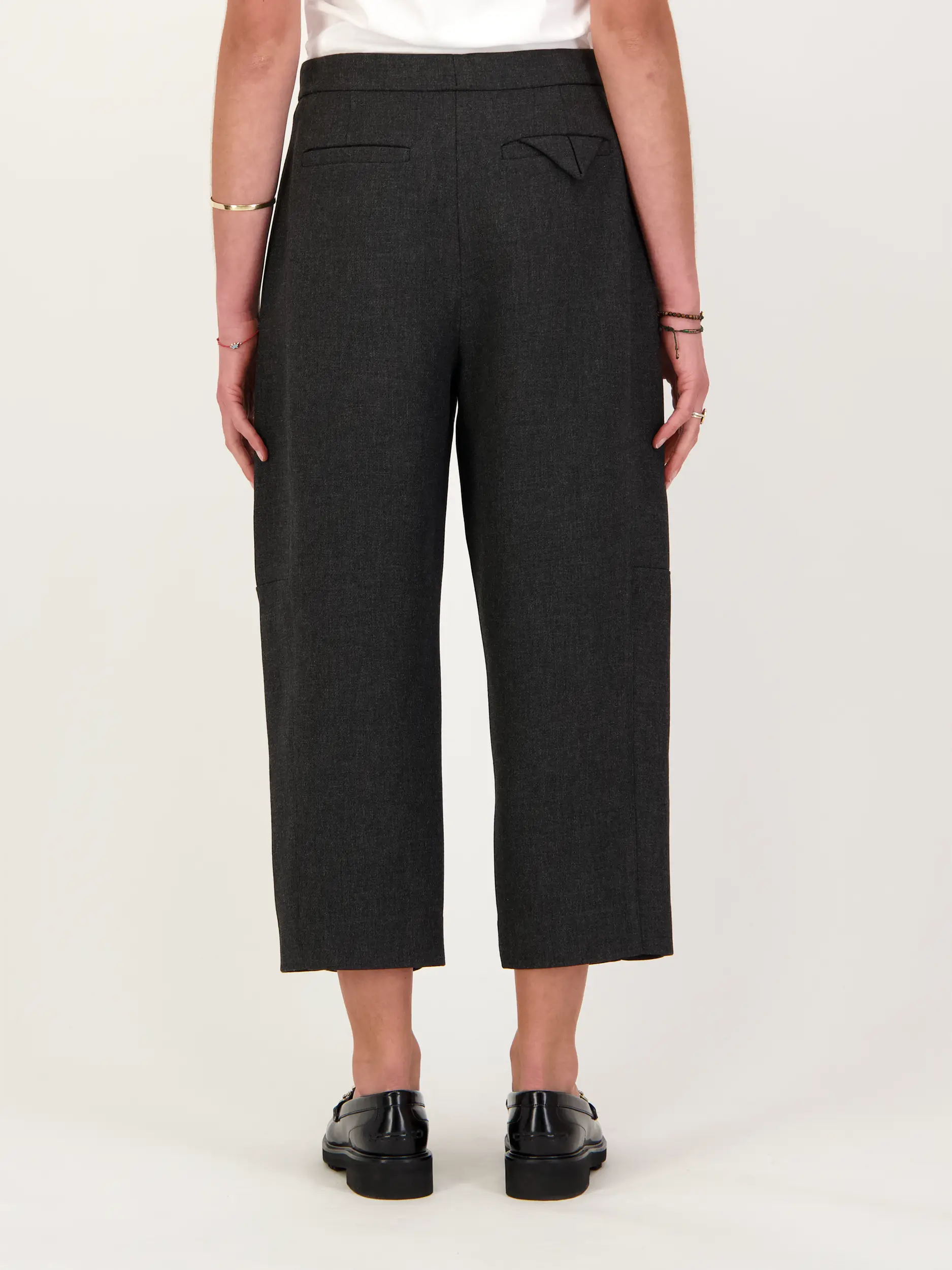 Business Hose 'Layered Coolness' - Artikel Rückseite getragen von einem Modell - Farbe: Grau