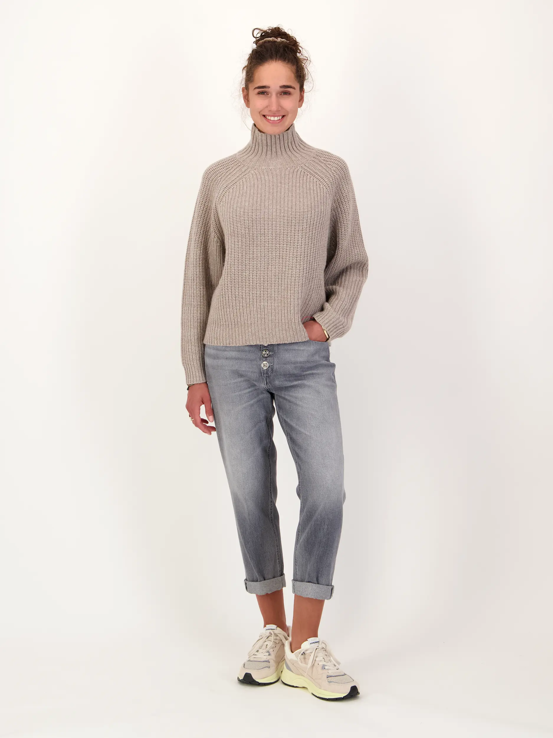 Pullover aus Wolle langarm - Artikel Teil eines Outfits getragen von einem Modell - Farbe: Braun