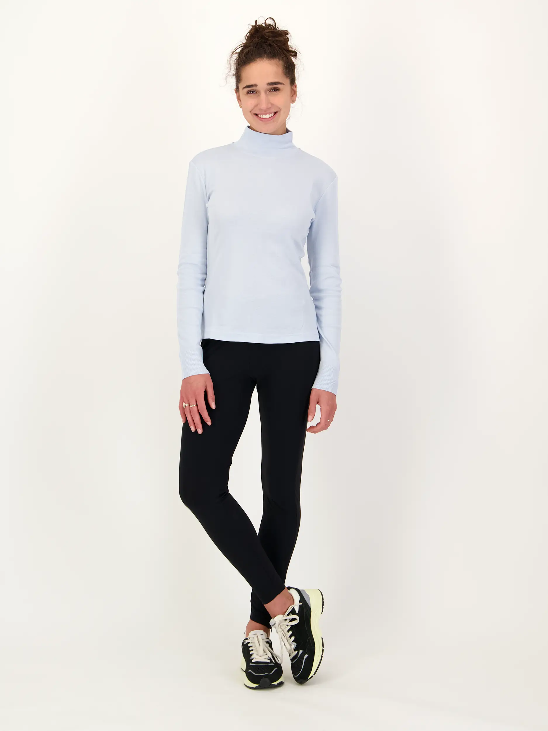 Langarmshirt 'Sue' - Artikel Teil eines Outfits getragen von einem Modell - Farbe: Blau