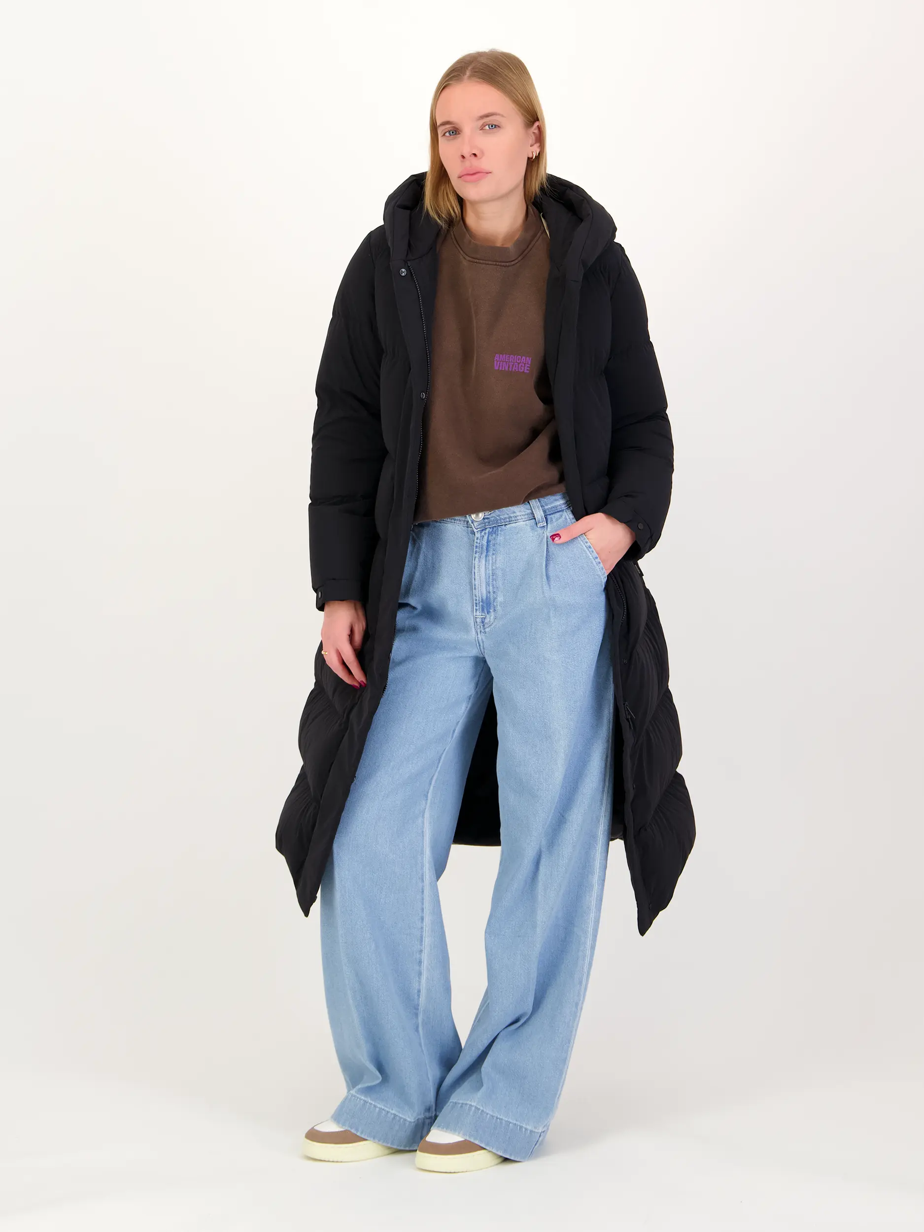 Daunenmantel 'Cloud Madison' - Artikel Teil eines Outfits getragen von einem Modell - Farbe: Schwarz
