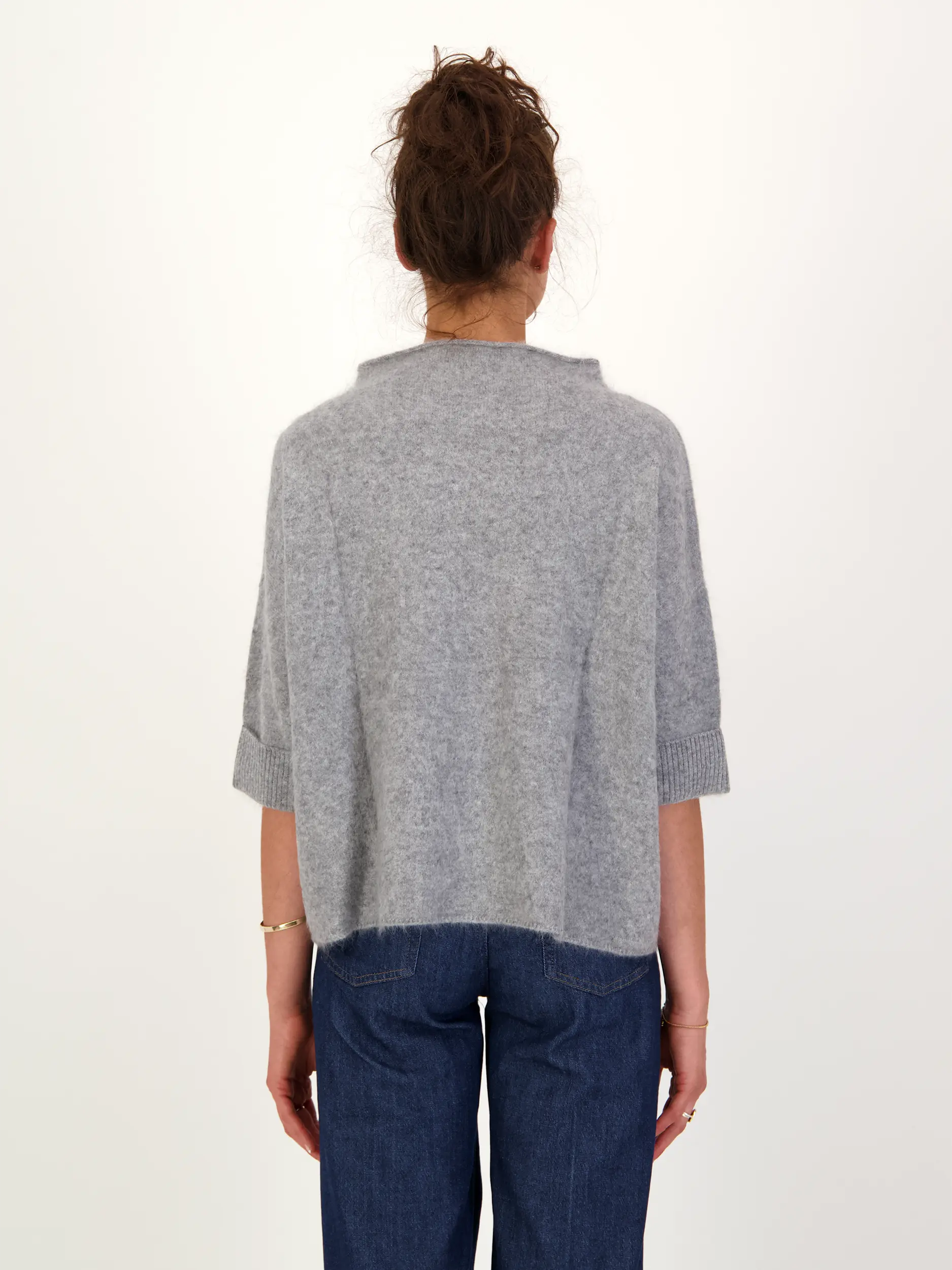 Pullover aus Kaschmir kurzarm - Artikel Rückseite getragen von einem Modell - Farbe: Grau
