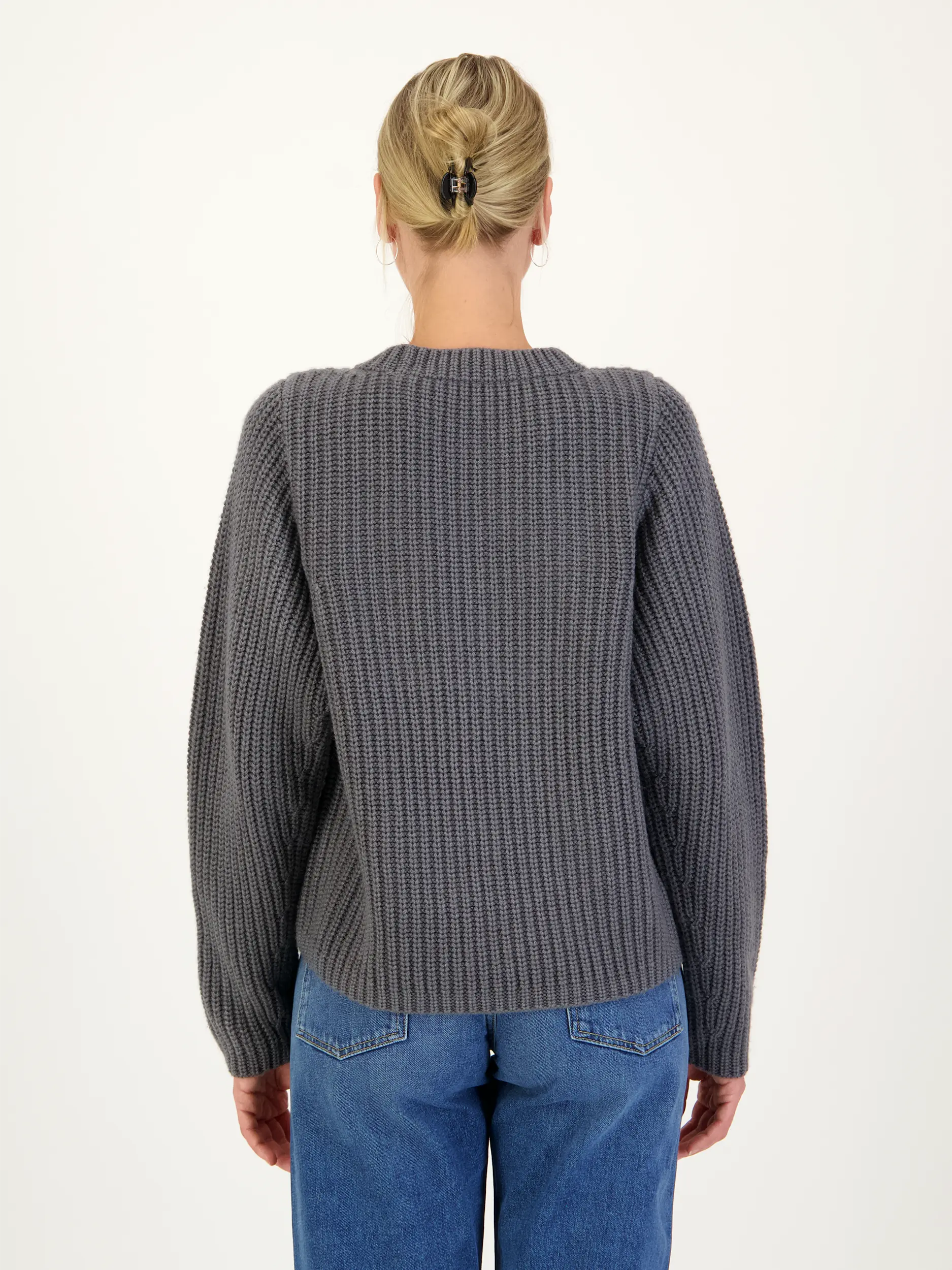 Pullover 'Adele' aus Kaschmir - Artikel Rückseite getragen von einem Modell - Farbe: Grau