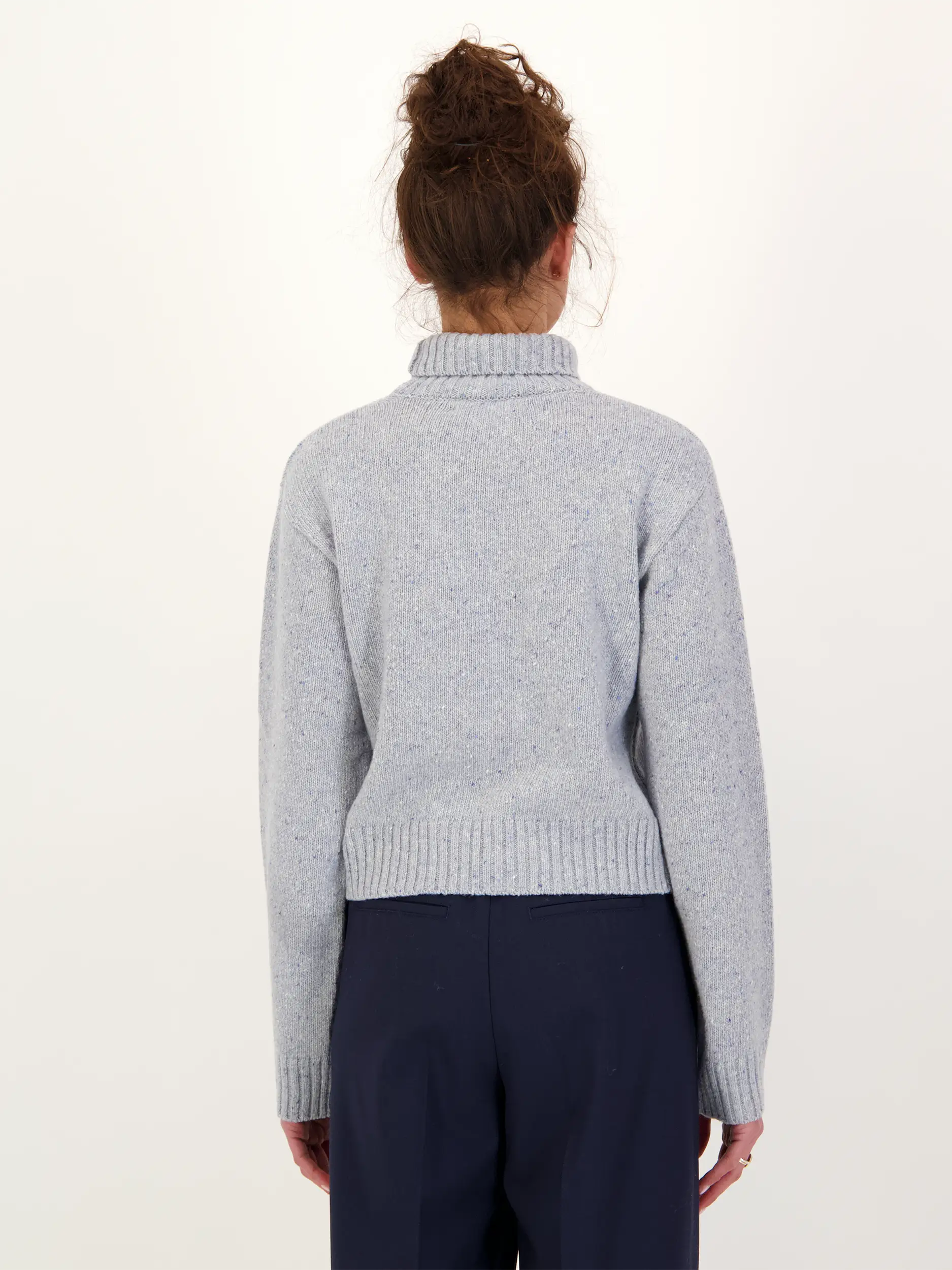 Rollkragenpullover 'Salois' - Artikel Rückseite getragen von einem Modell - Farbe: Blau