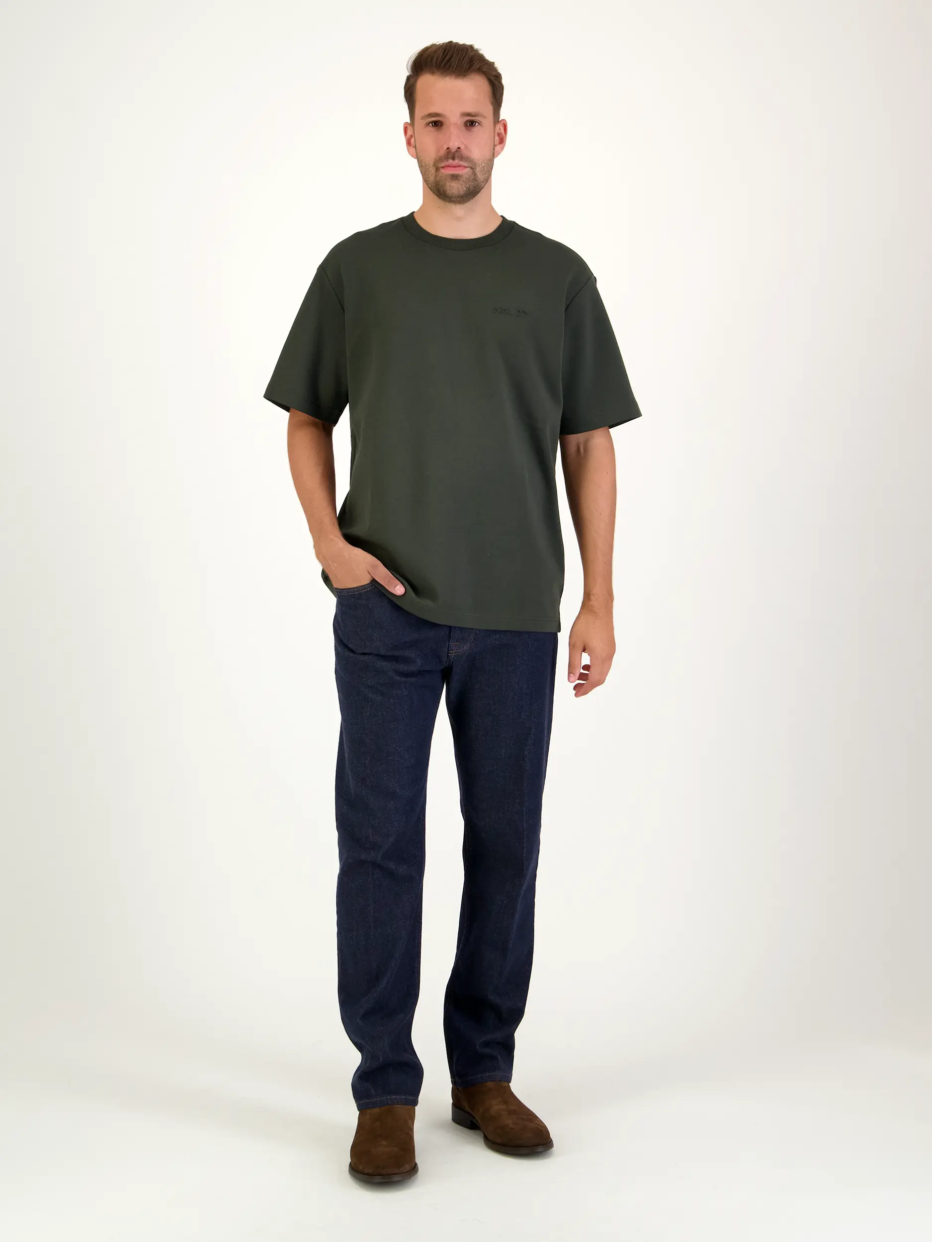T-Shirt 'Nat' - Artikel Teil eines Outfits getragen von einem Modell - Farbe: Grün