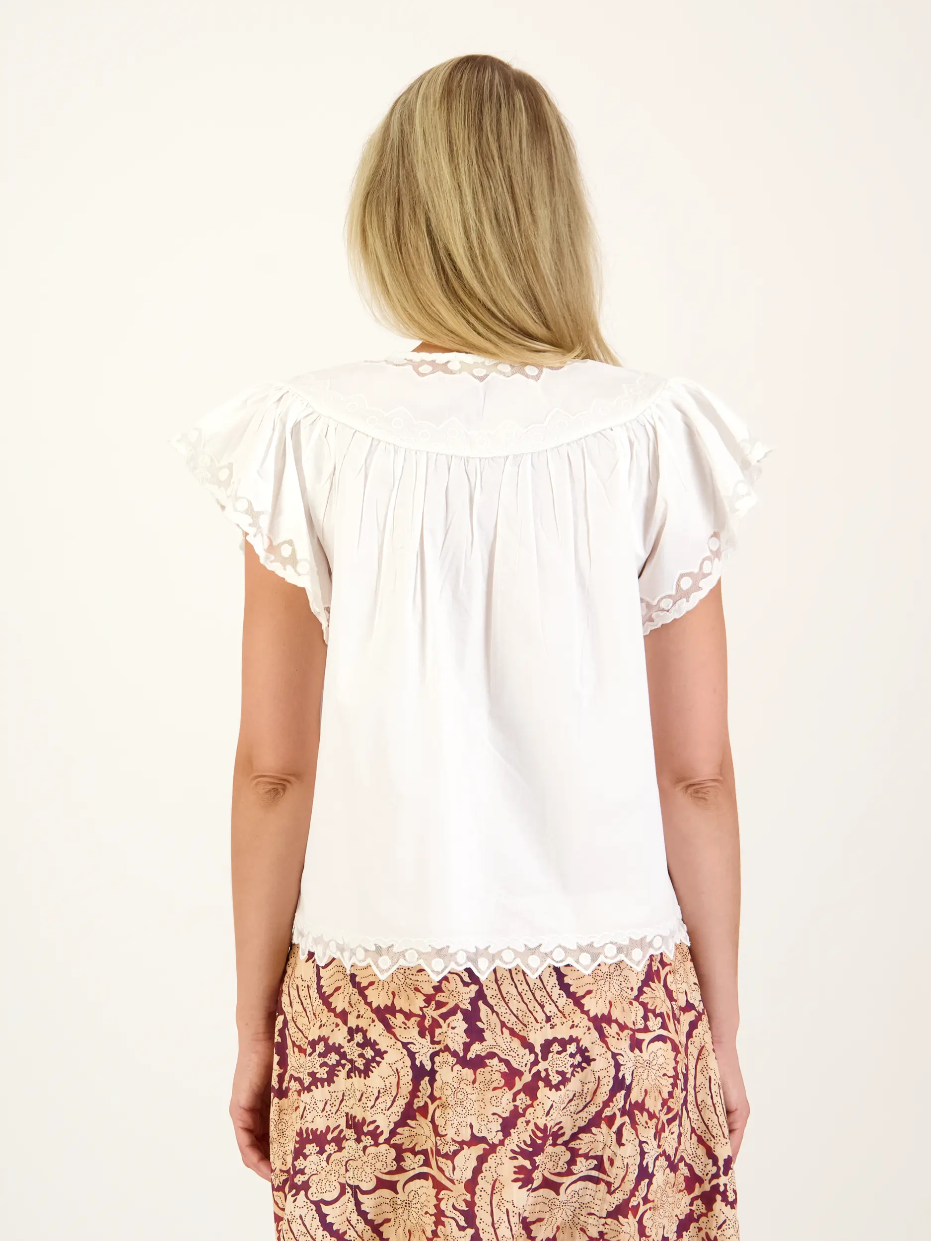 Baumwollbluse mit Stickerei kurzarm - Artikel Rückseite getragen von einem Modell - Farbe: Weiß