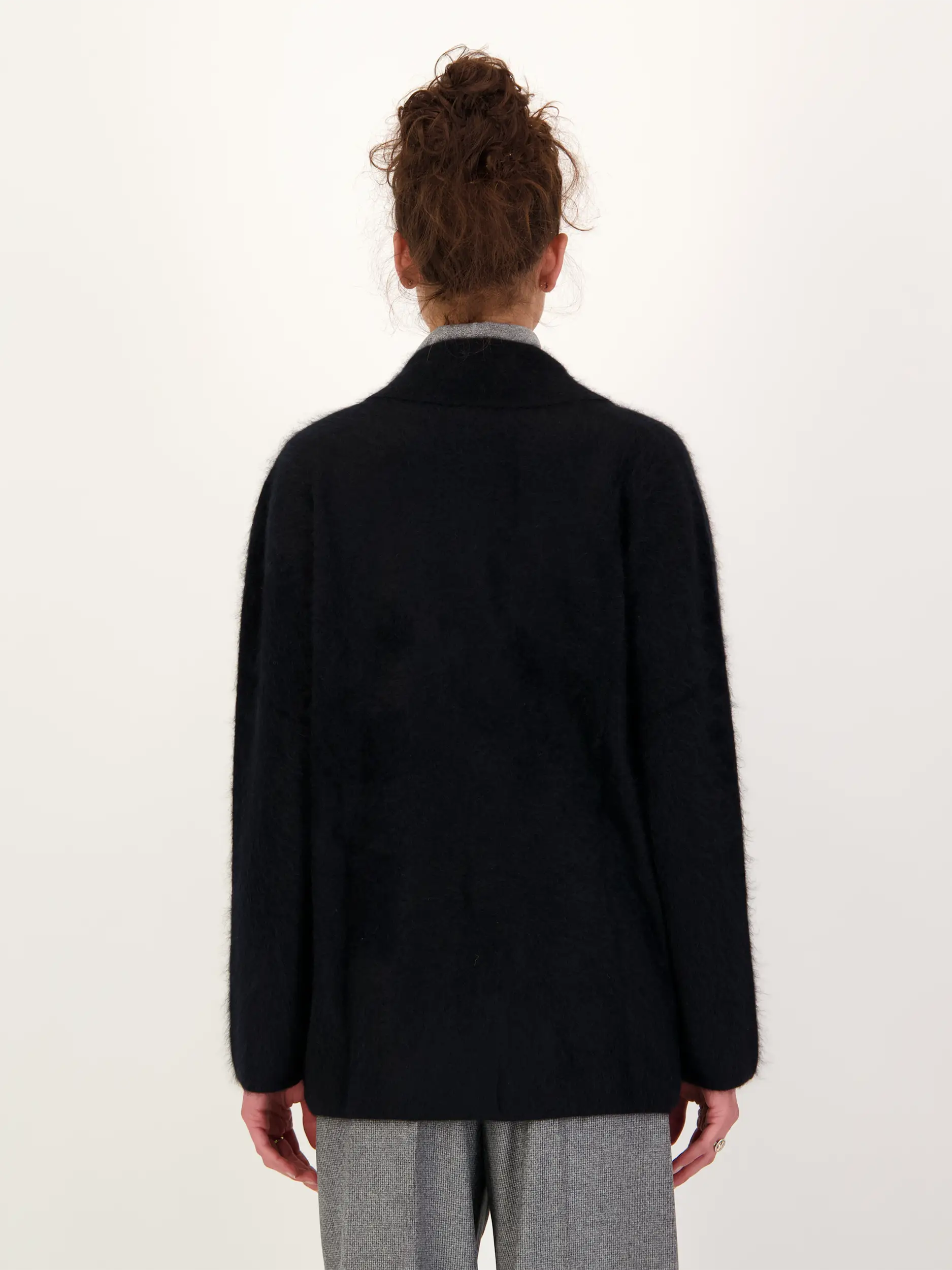 Strickjacke 'Jadie' - Artikel Rückseite getragen von einem Modell - Farbe: Schwarz