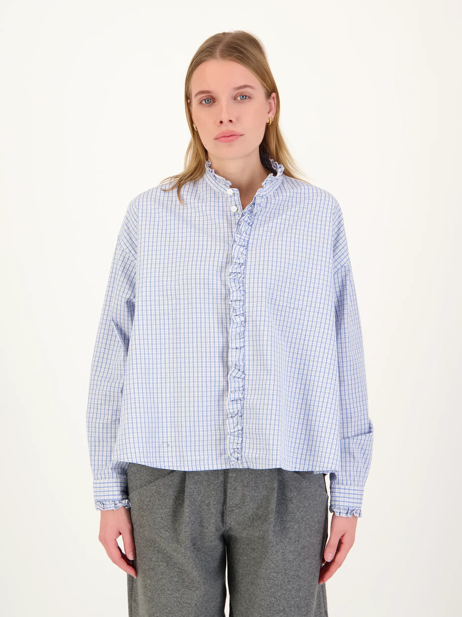 Karierte Baumwollbluse 'Juliette' langarm - Artikel Vorderseite getragen von einem Modell - Farbe: Blau