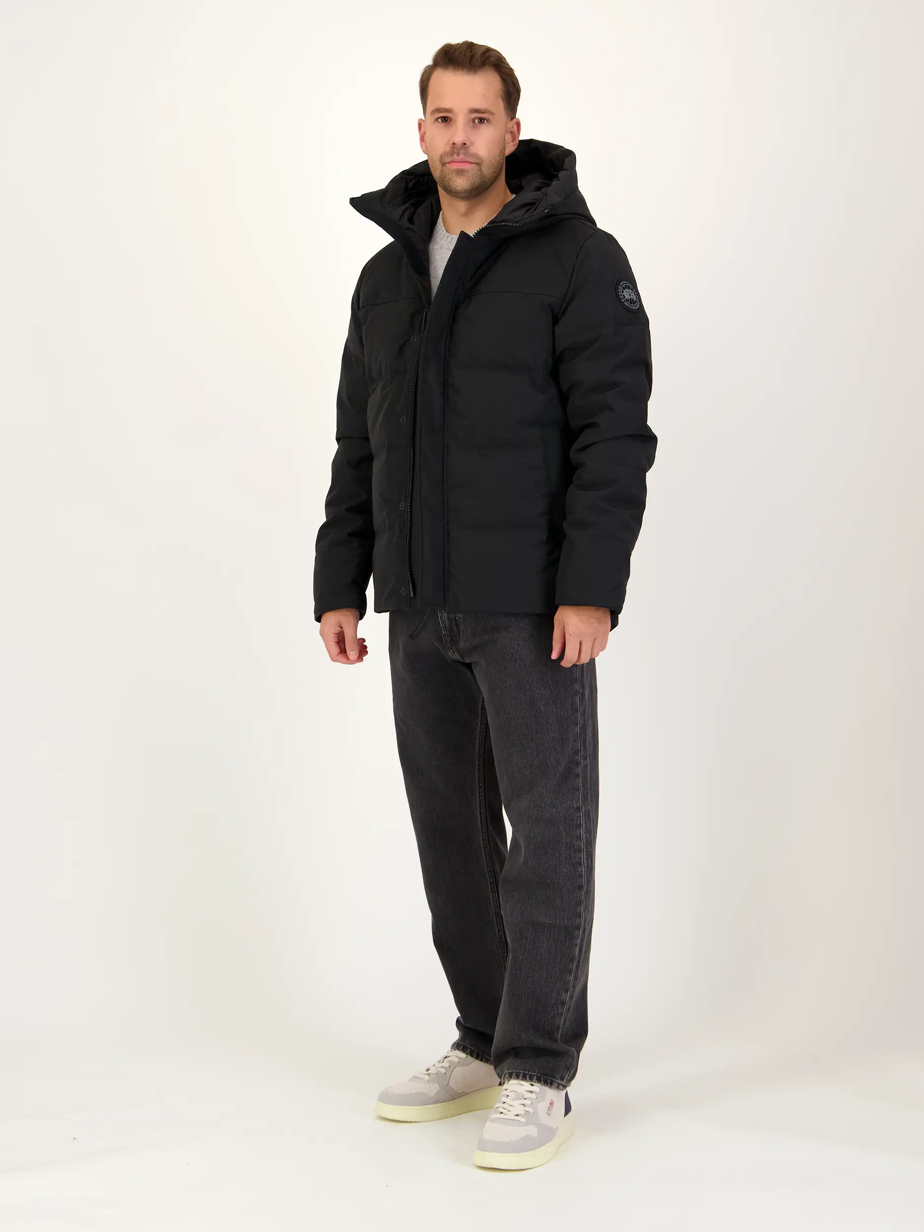 Daunenjacke 'Macmillan' - Artikel Teil eines Outfits getragen von einem Modell - Farbe: Schwarz