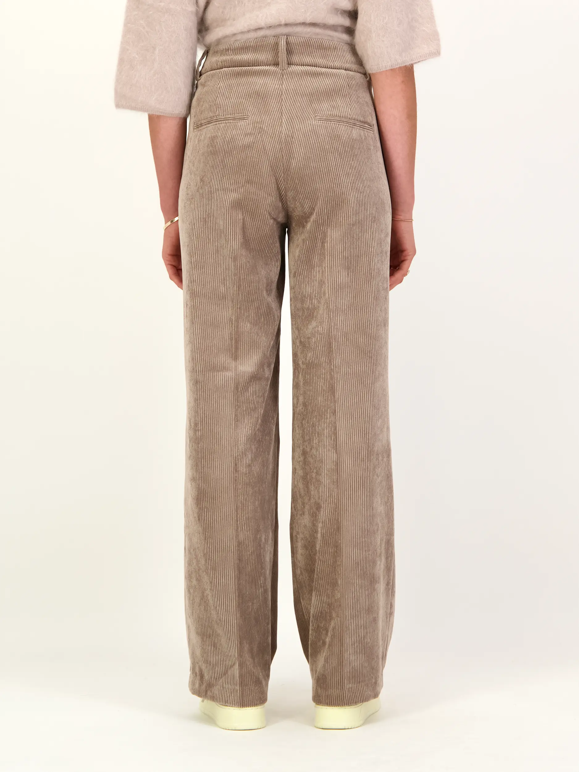 Cordhose 'Amelie' - Artikel Rückseite getragen von einem Modell - Farbe: Braun