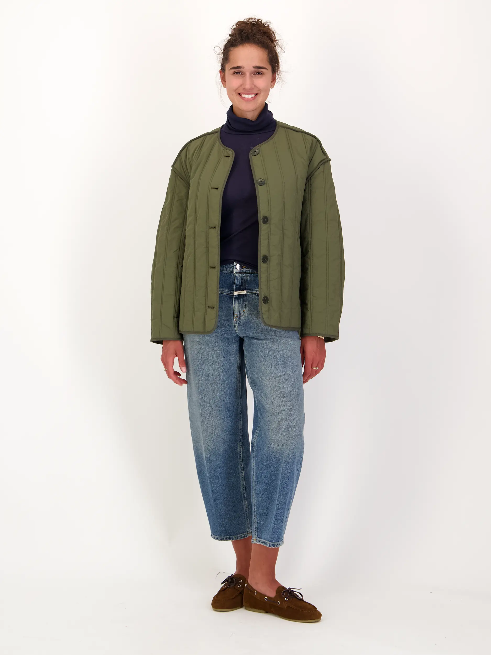 Jacke - Artikel Teil eines Outfits getragen von einem Modell - Farbe: Grün