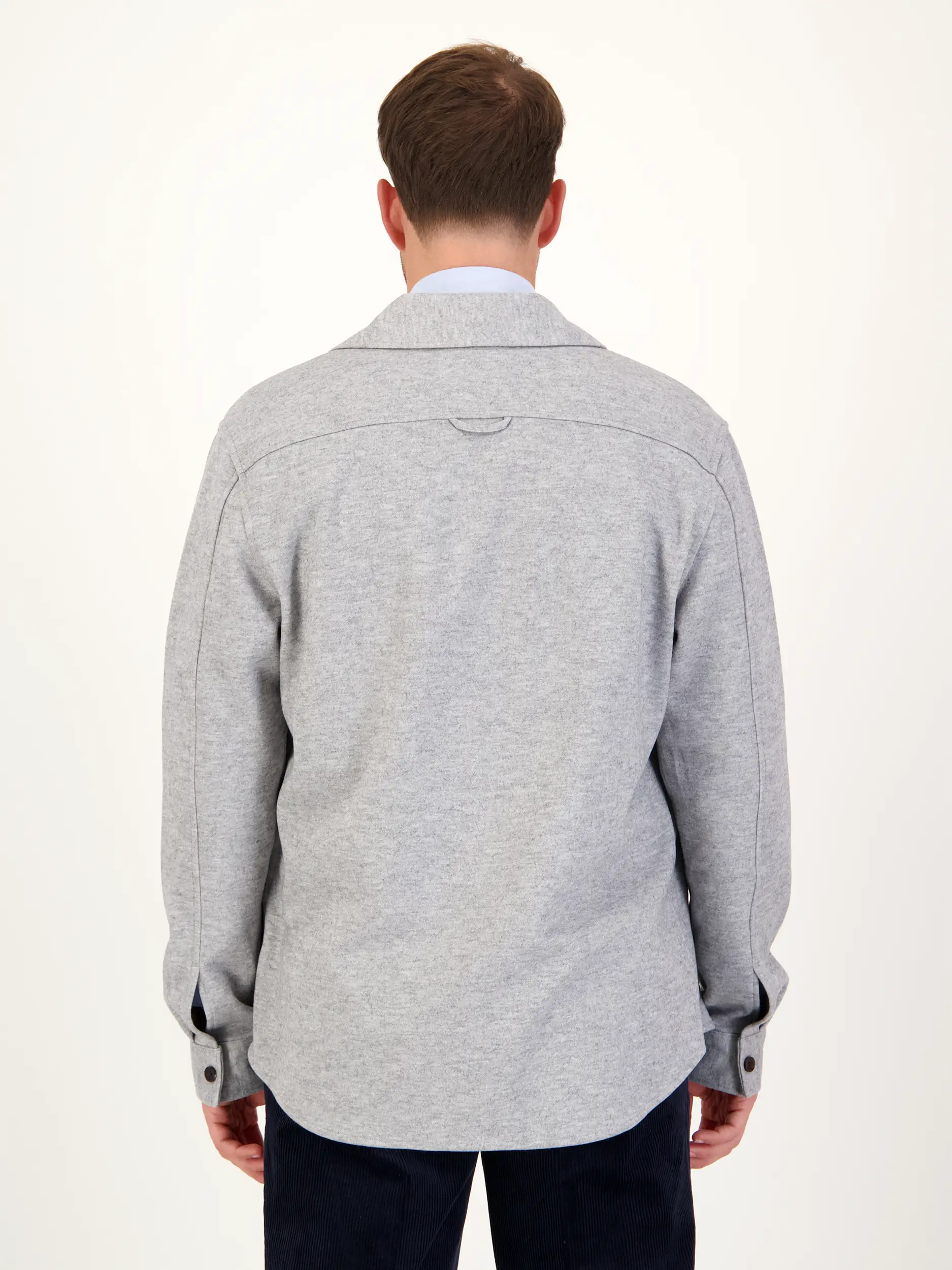 Overshirt aus Woll-Mix - Artikel Rückseite getragen von einem Modell - Farbe: Grau