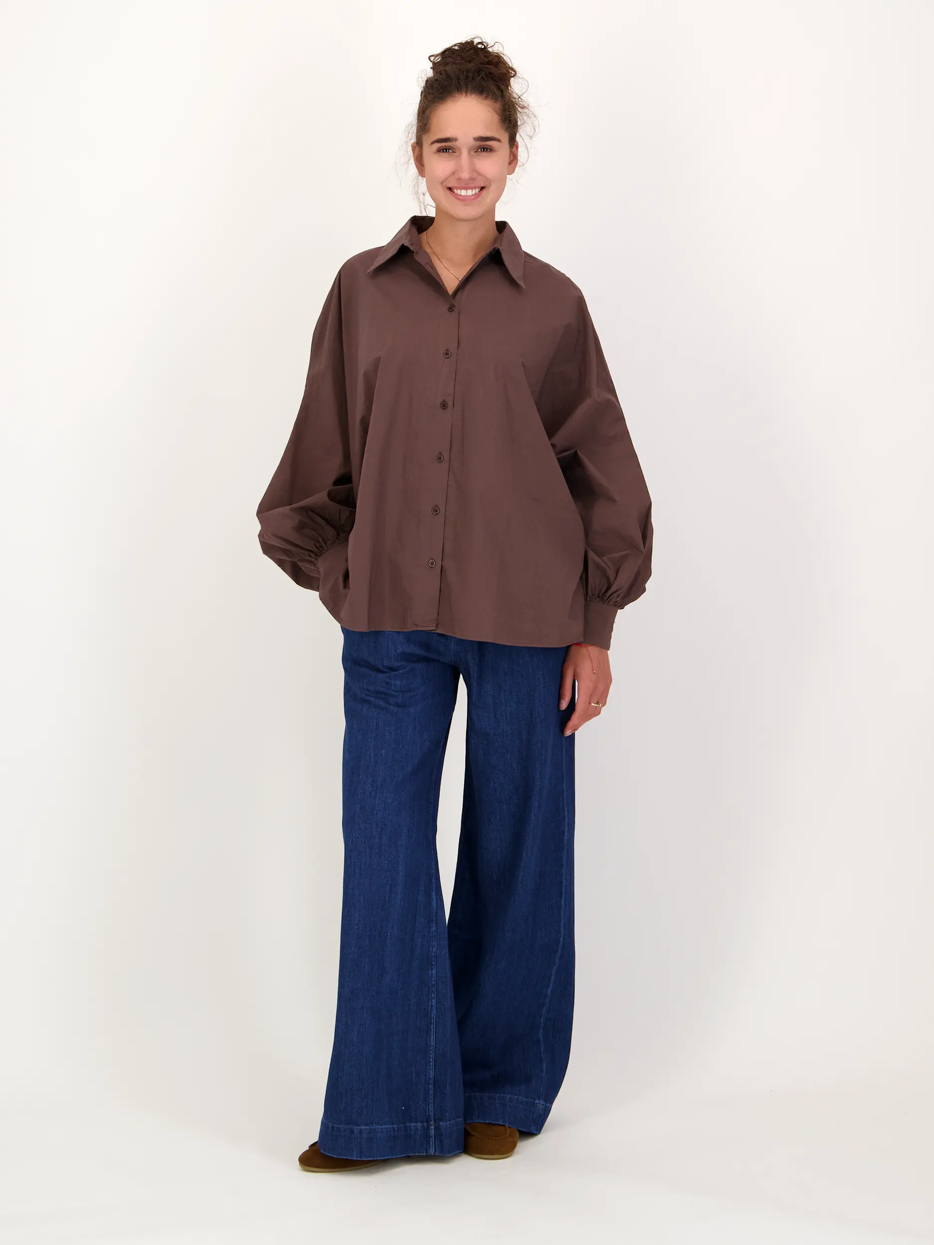 Baumwollbluse 'Antonia' langarm - Artikel Teil eines Outfits getragen von einem Modell - Farbe: Braun
