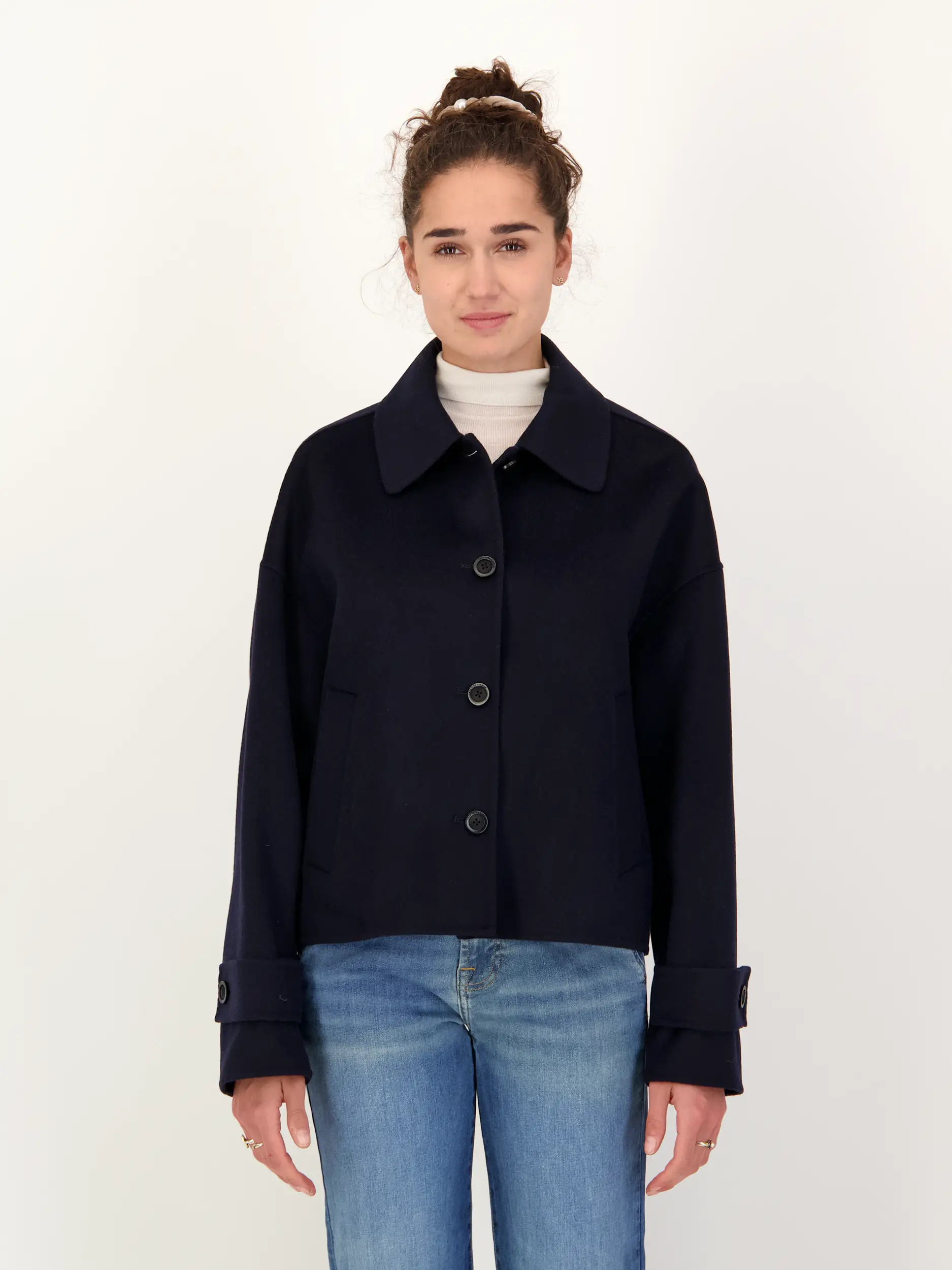 Wolljacke 'Zaria' - Artikel Vorderseite getragen von einem Modell - Farbe: Blau