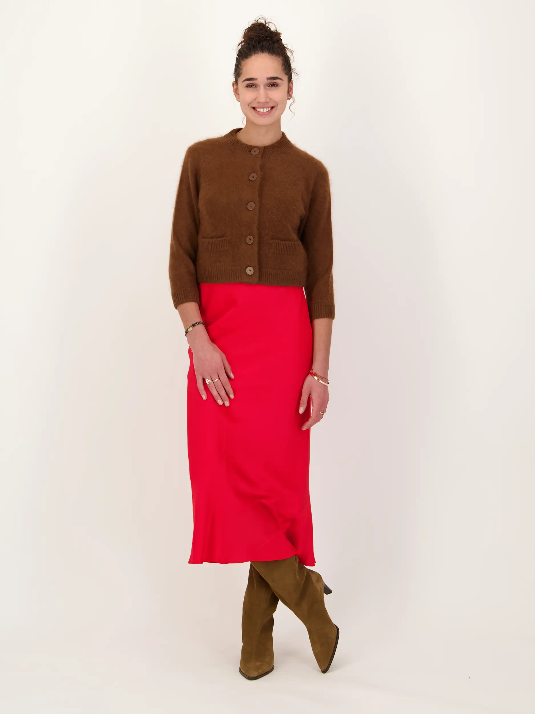 Strickjacke 'Fluffy Statements' aus Wolle 3/4 Arm - Artikel Teil eines Outfits getragen von einem Modell - Farbe: Braun