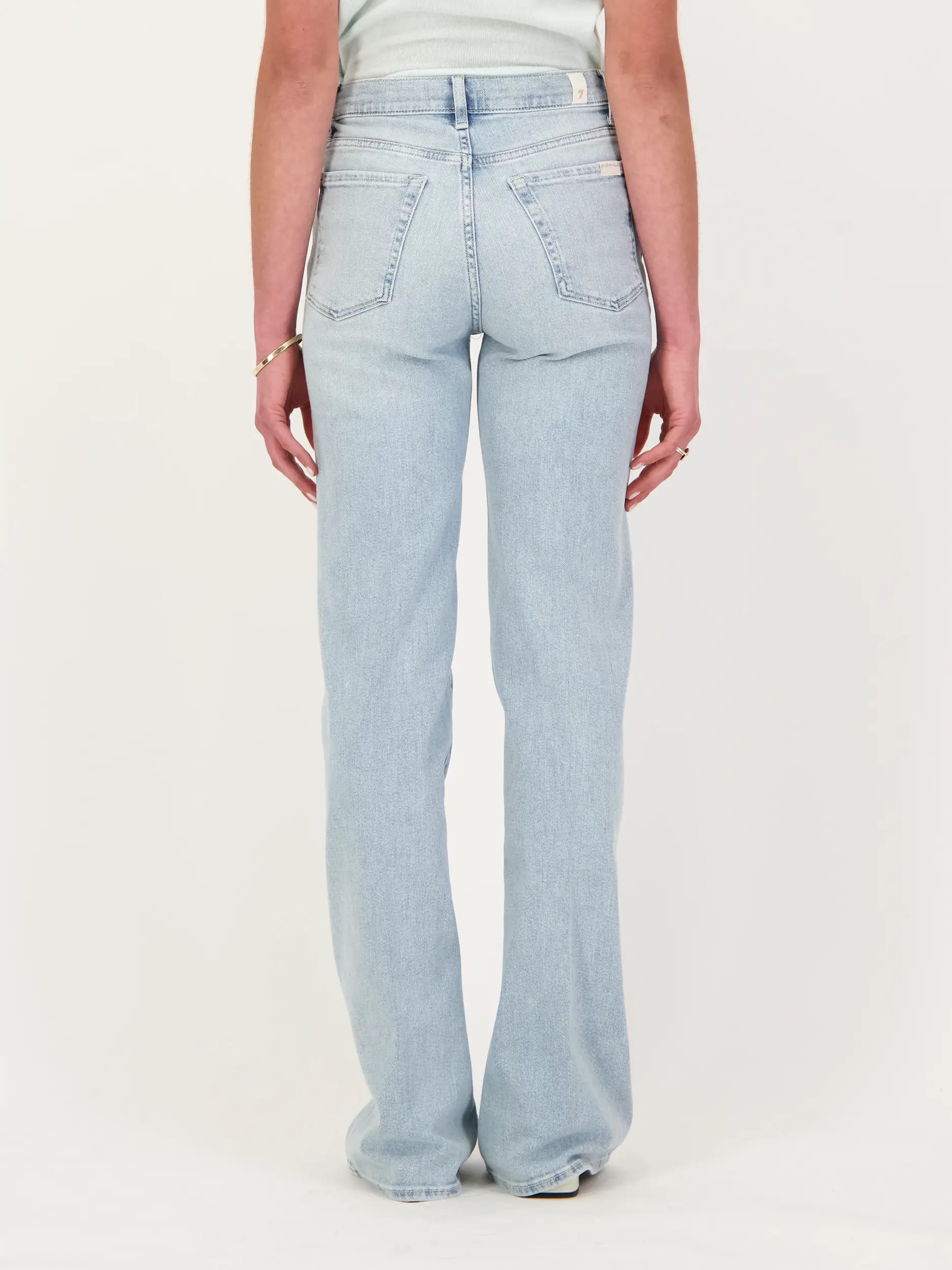 Mid Rise Flared Leg Jeans 'Modern Dojo Frozen' - Artikel Rückseite getragen von einem Modell - Farbe: Blau