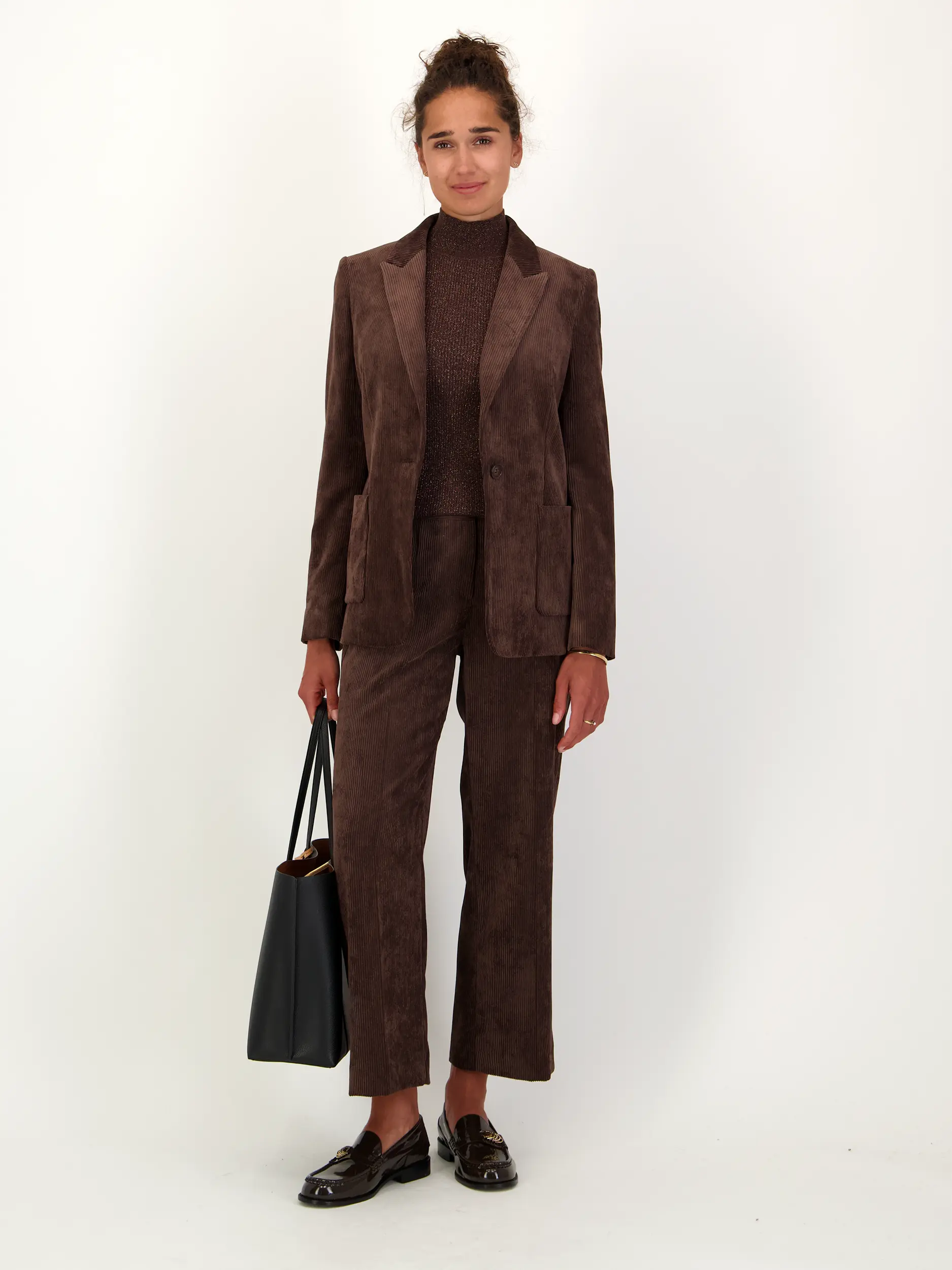 Cordblazer - Artikel Teil eines Outfits getragen von einem Modell - Farbe: Braun