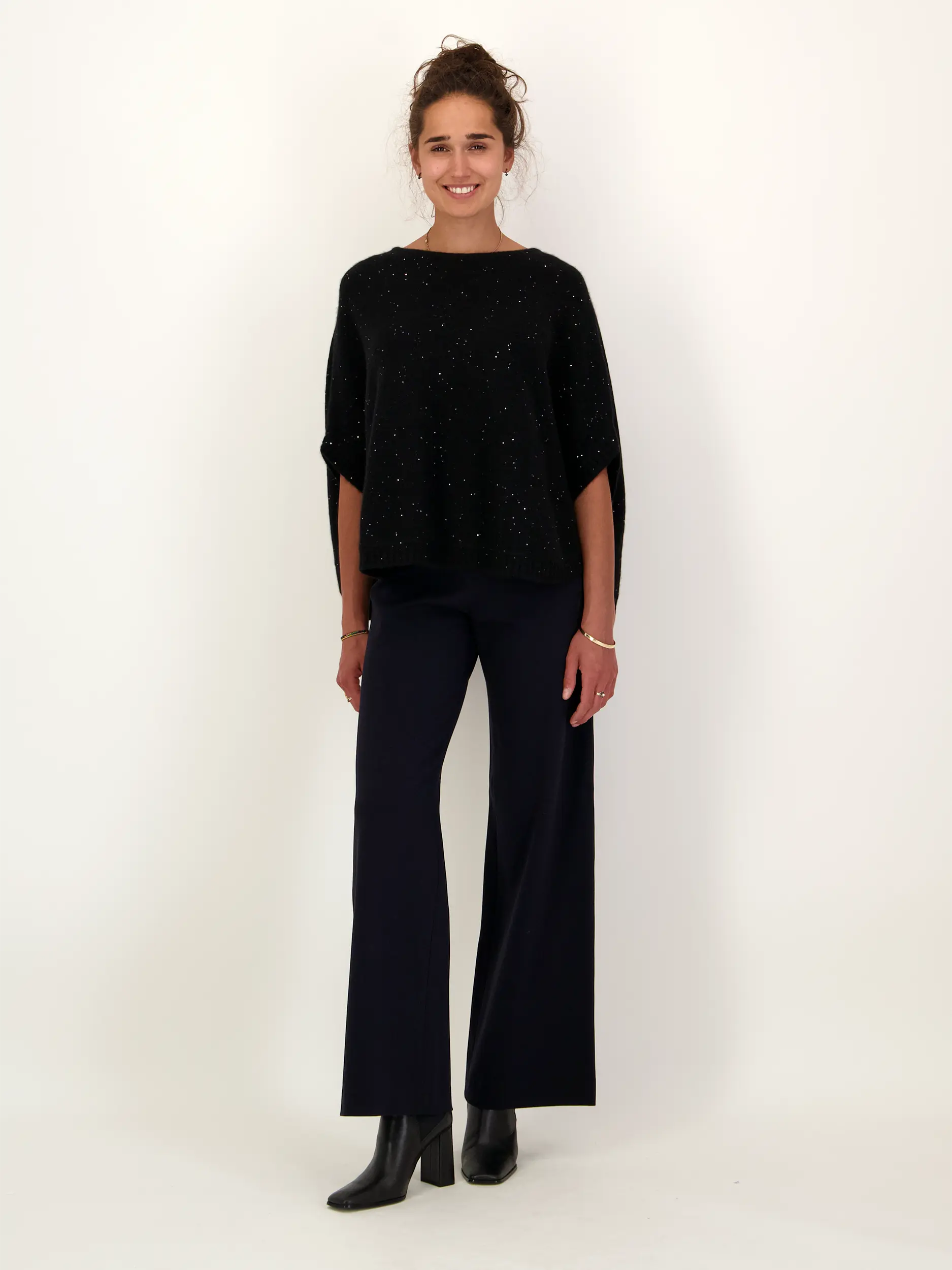 Pullunder 'Trisha' aus Kaschmir mit Glitzerpailletten - Artikel Teil eines Outfits getragen von einem Modell