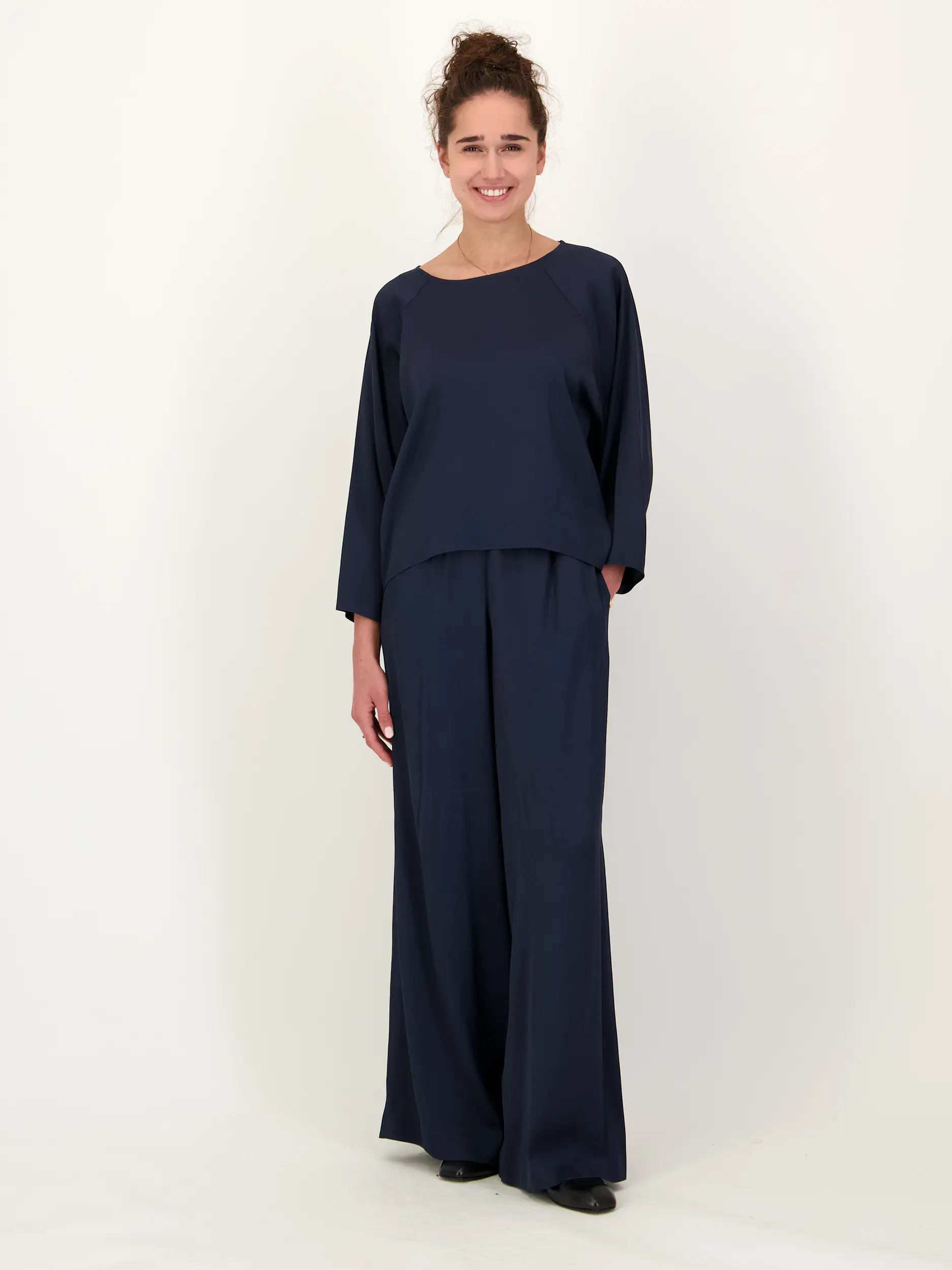 Bluse 'Nialini'  - Artikel Teil eines Outfits getragen von einem Modell - Farbe: Blau